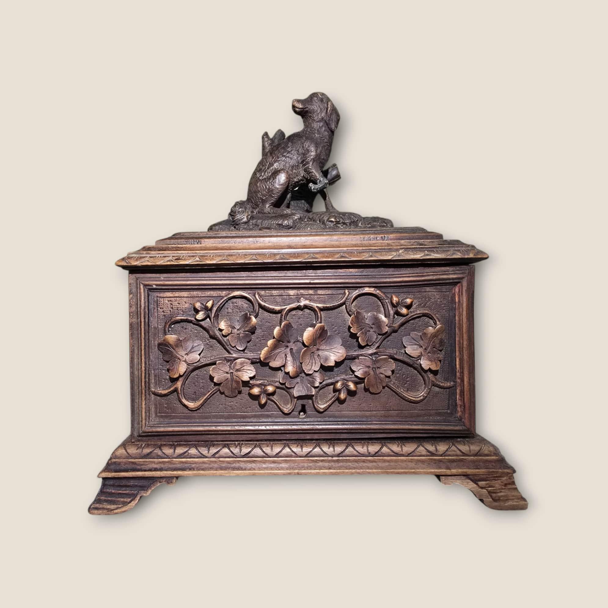 Fin du XIXe siècle Boîte à cigares Black Forest du 19e siècle - Wood Wood sculpté à la main en vente