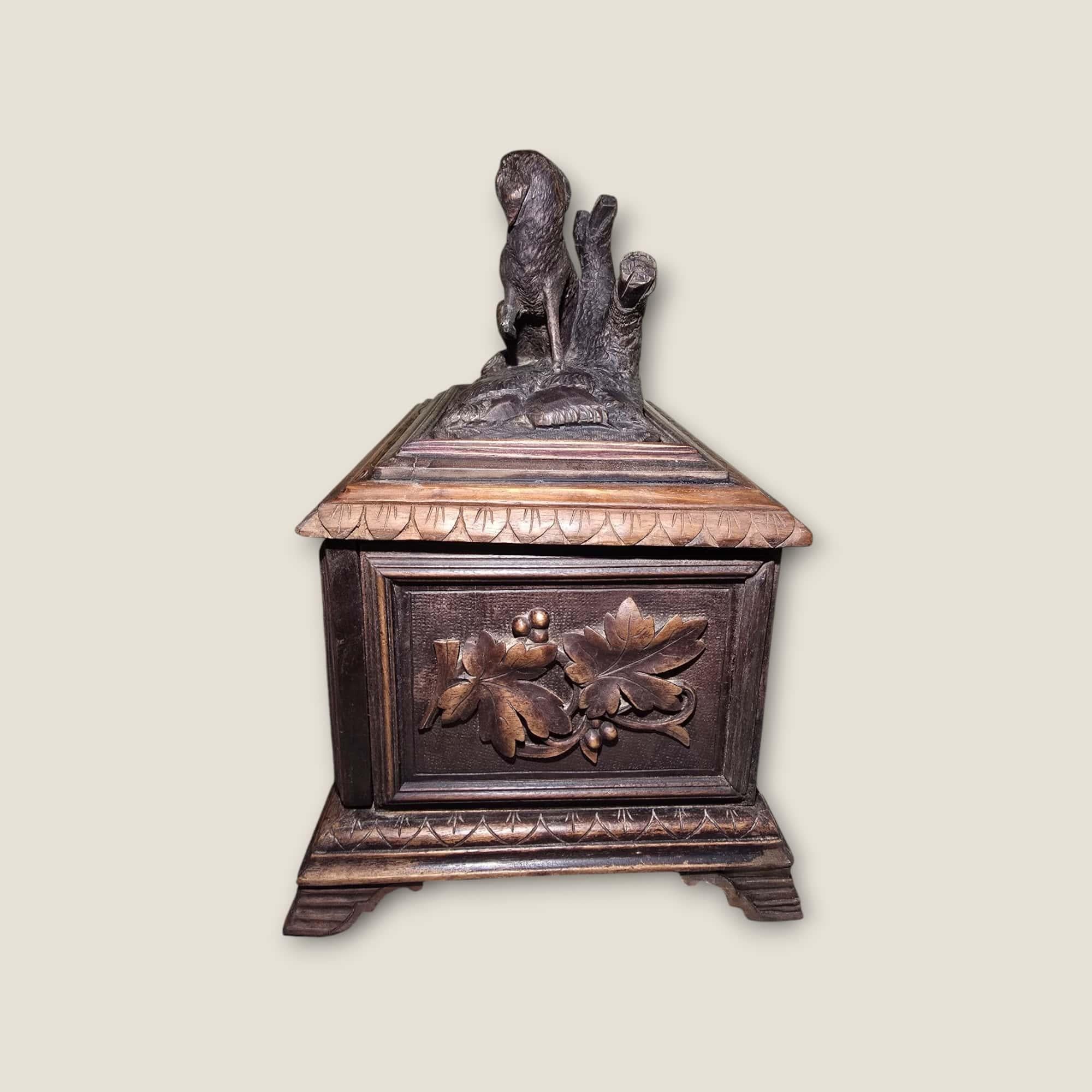 Boîte à cigares Black Forest du 19e siècle - Wood Wood sculpté à la main en vente 1