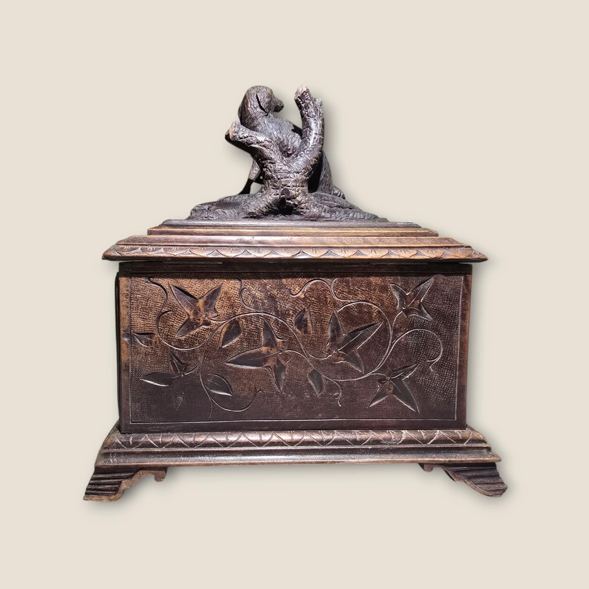 Boîte à cigares Black Forest du 19e siècle - Wood Wood sculpté à la main en vente 3