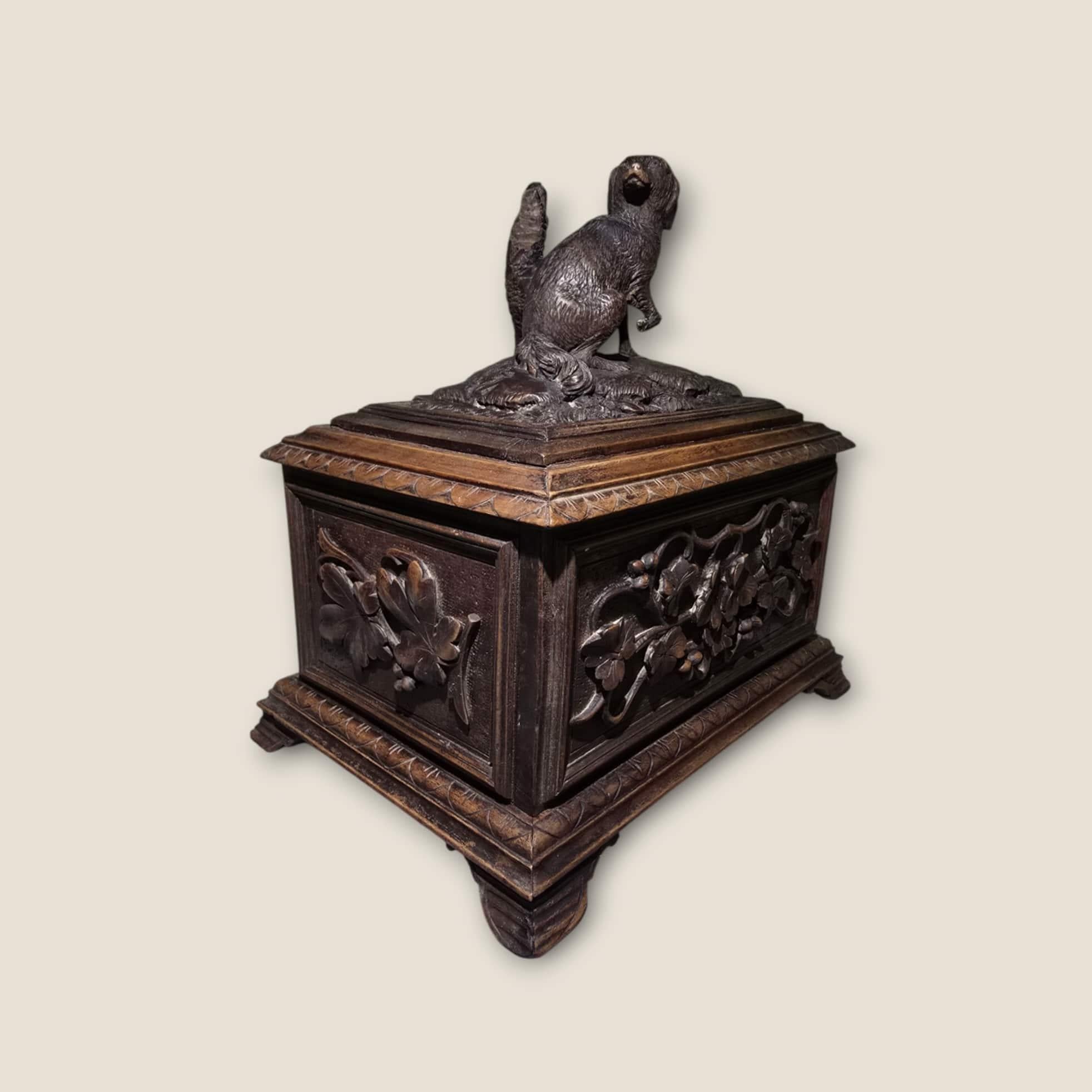 Boîte à cigares Black Forest du 19e siècle - Wood Wood sculpté à la main en vente 4