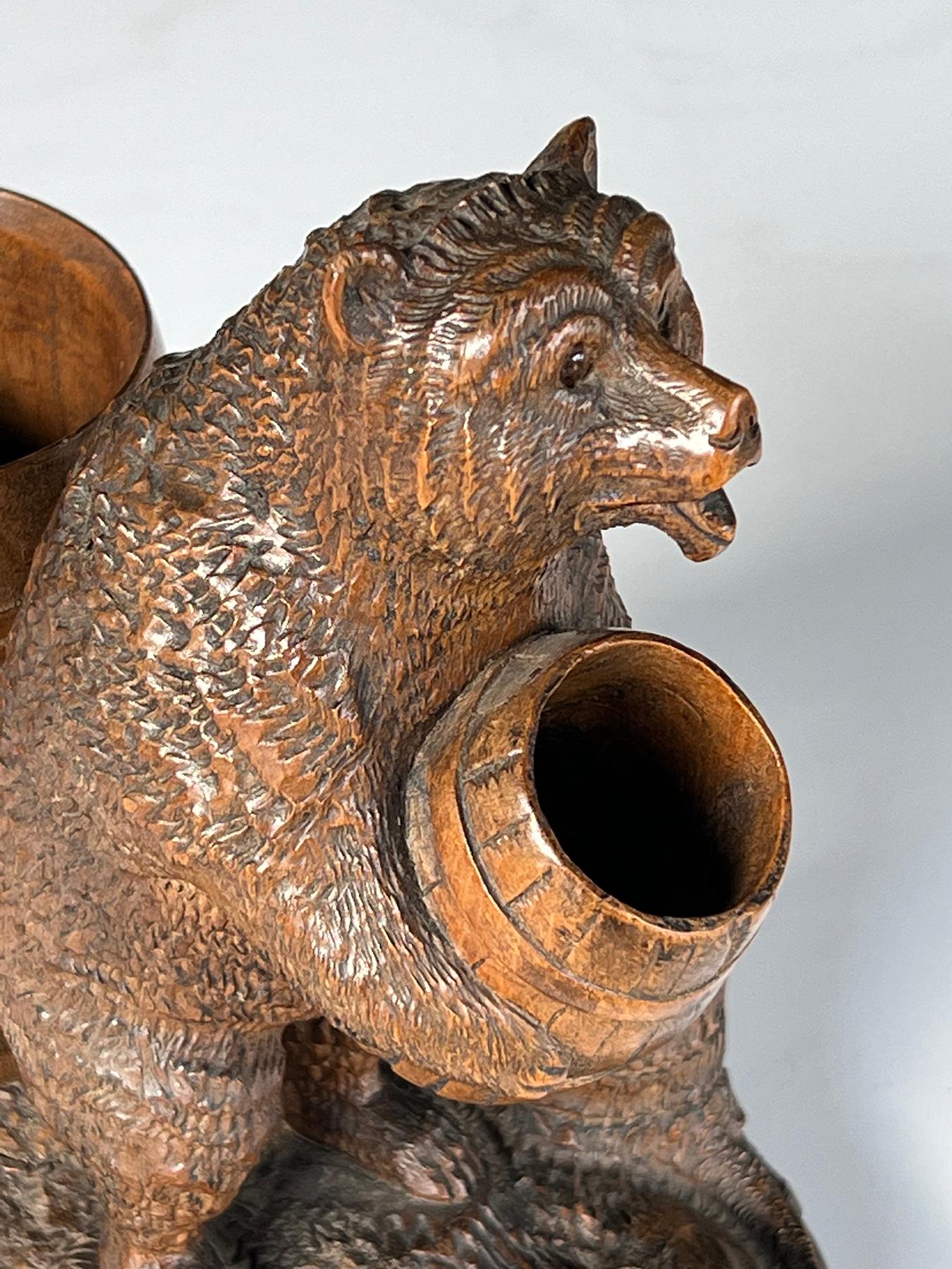 Porta sigari Black Forest del XIX secolo raffigurante un orso che tiene in mano un barile In condizioni buone in vendita a San Francisco, CA