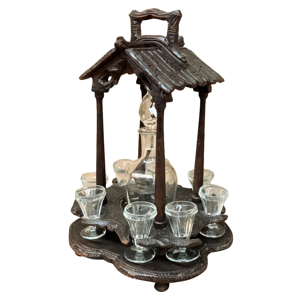 Der handgeschnitzte Schwarzwälder Likörständer mit Originalglas aus dem 19. Jahrhundert sollte die Bibliothek oder das Büro, vielleicht sogar das Wohn- oder Wohnzimmer schmücken und den Spirituosen, die üblicherweise nach einer Mahlzeit eingenommen