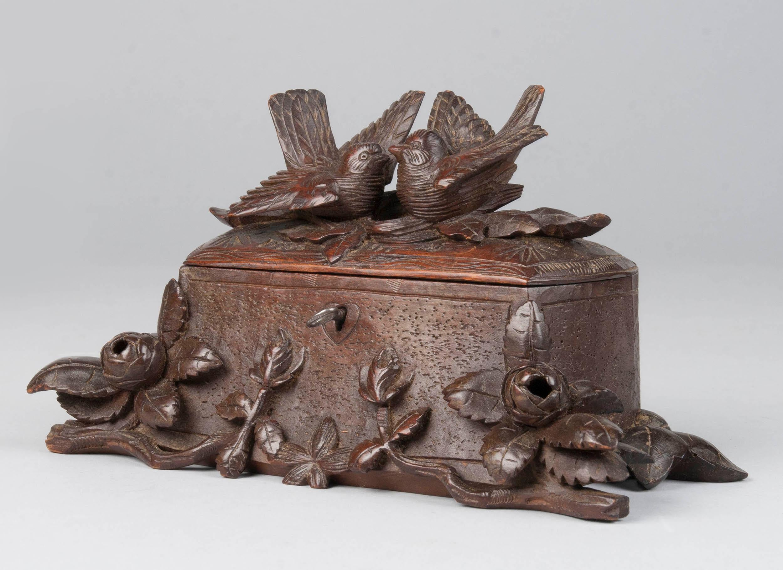 Very nice wood carved box in the typical Black Forest style. The box has refined details and beautifully detailed flowers. On the lid is a love couple of birds. Key is present, working lock. The interior is covered with blue velvet fabric.