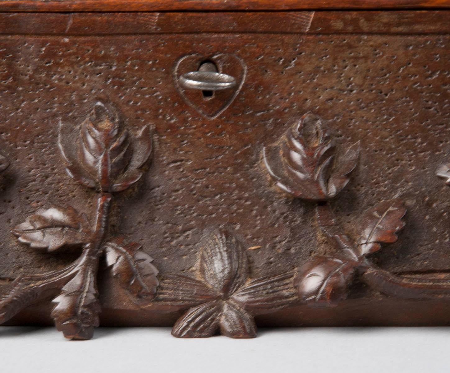 19th Century Black Forest Jewelry Box Carved Chestnut In Good Condition In Casteren, Noord-Brabant