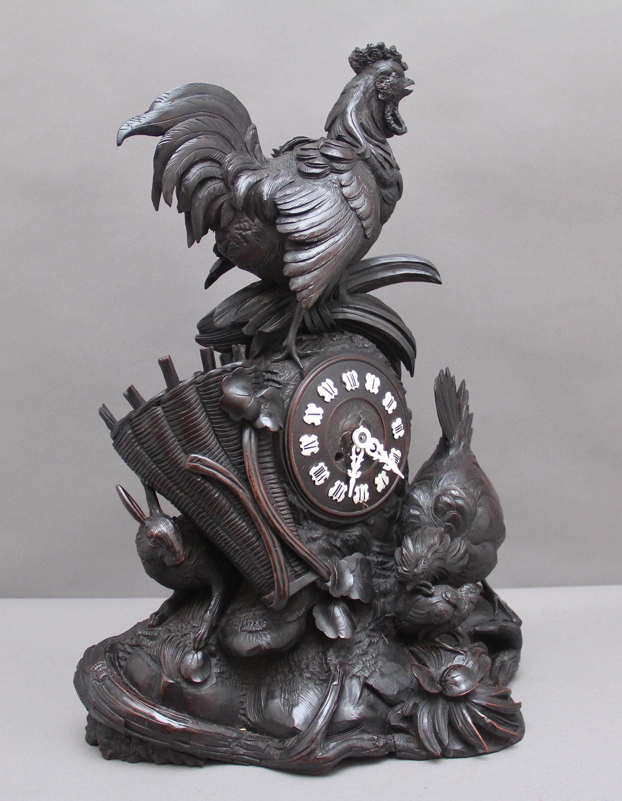Charmante horloge de manteau en bois noir du XIXe siècle. Le cadran est situé au centre d'une scène de ferme composée d'un coq en haut et d'une poule, d'un poussin et d'un lièvre en bas, entourés de divers feuillages. L'horloge sonne à la demi-heure