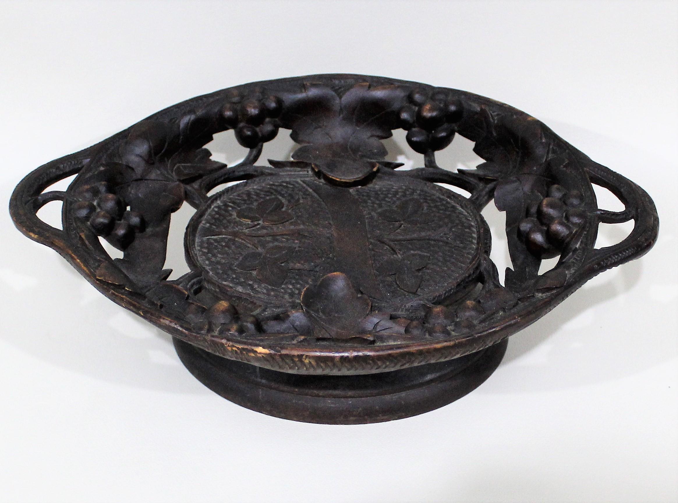 19th Century Black Forest Pierced Oak Carved Tray or Bowl In Good Condition For Sale In Hamilton, Ontario