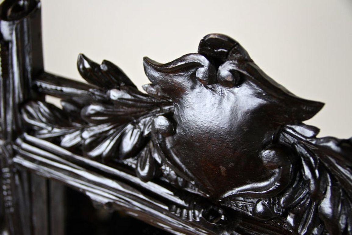 Miroir rustique du 19e siècle avec sculpture d'armoiries, Black Forest, vers 1880 en vente 4