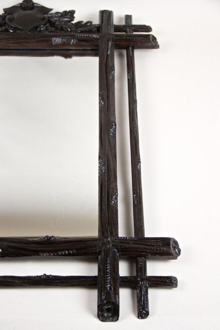 Miroir rustique du 19e siècle avec sculpture d'armoiries, Black Forest, vers 1880 en vente 5