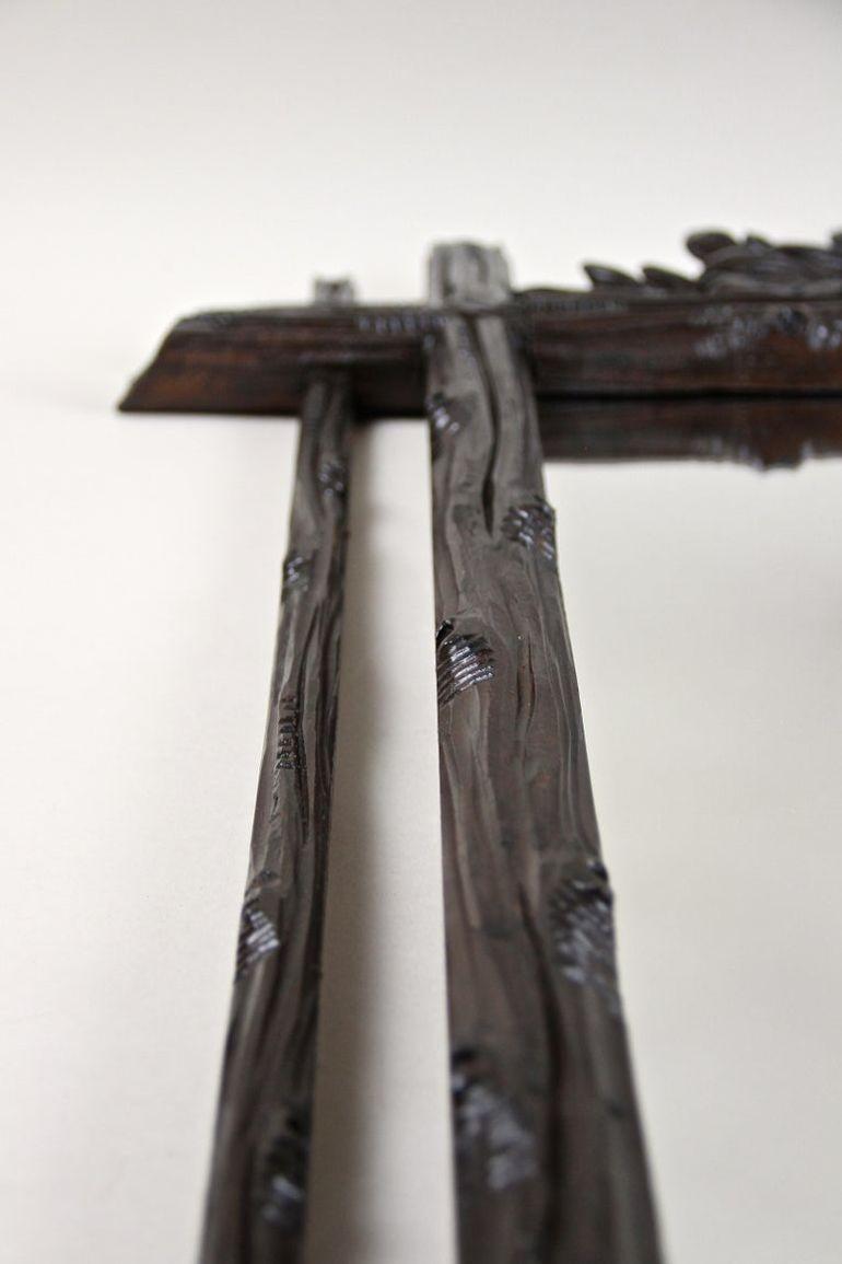 Miroir rustique du 19e siècle avec sculpture d'armoiries, Black Forest, vers 1880 en vente 10