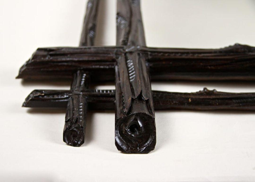 Miroir rustique du 19e siècle avec sculpture d'armoiries, Black Forest, vers 1880 en vente 11