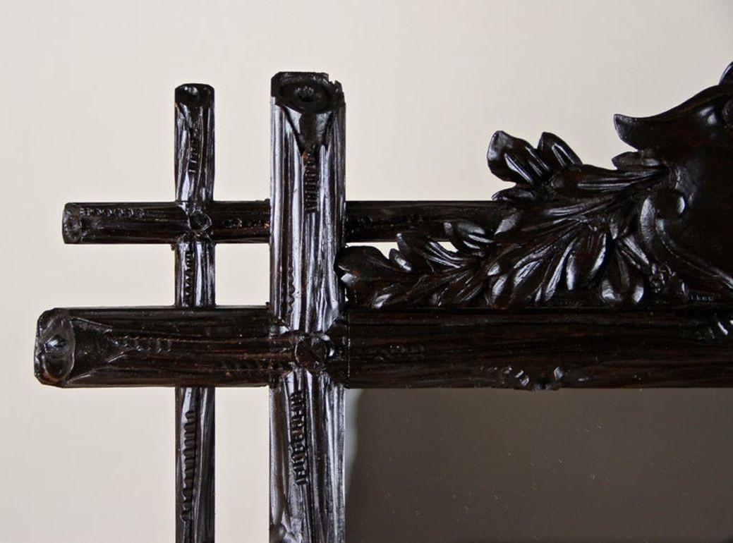 Forêt-Noire Miroir rustique du 19e siècle avec sculpture d'armoiries, Black Forest, vers 1880 en vente