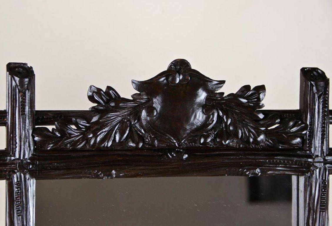 Autrichien Miroir rustique du 19e siècle avec sculpture d'armoiries, Black Forest, vers 1880 en vente