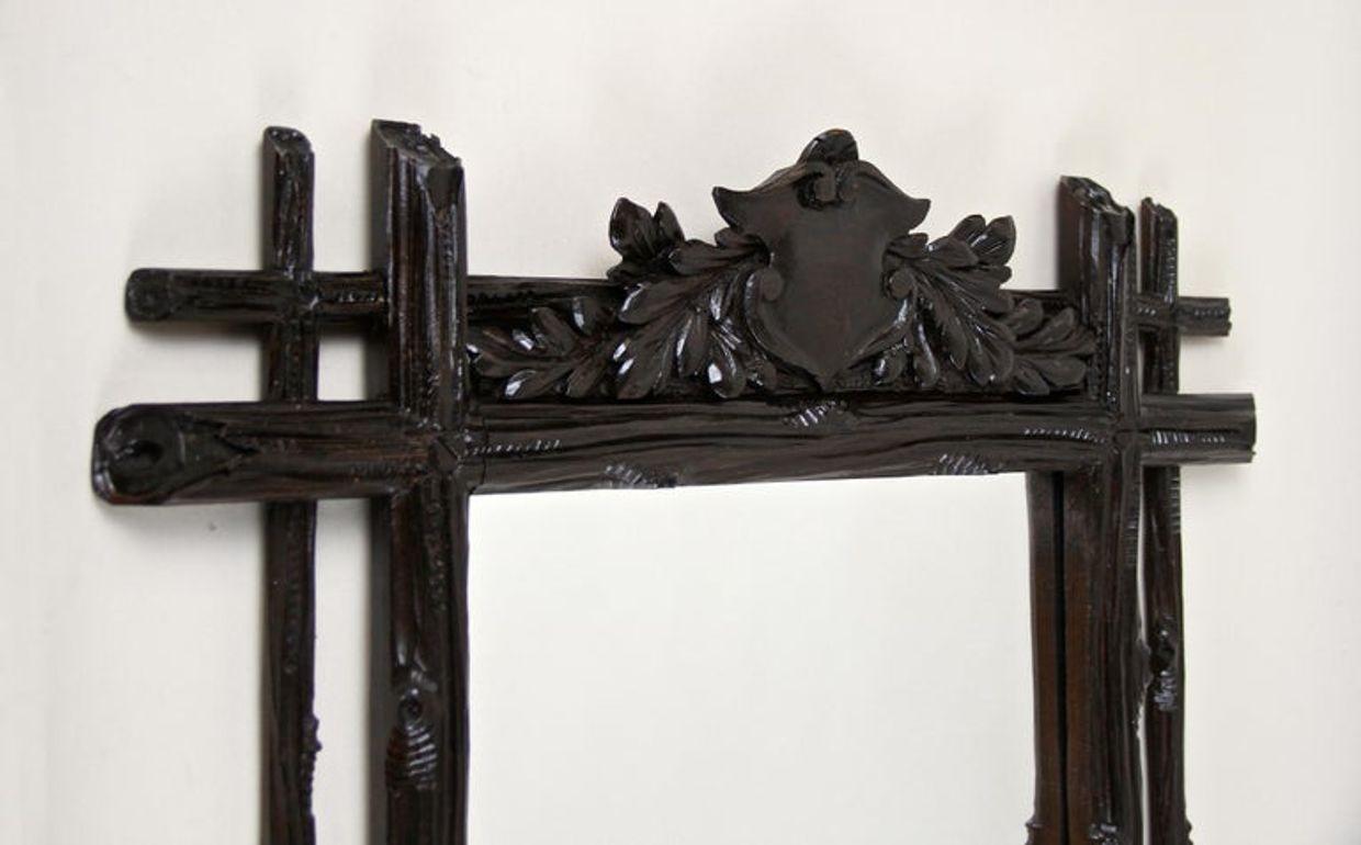 Miroir rustique du 19e siècle avec sculpture d'armoiries, Black Forest, vers 1880 Bon état - En vente à Lichtenberg, AT