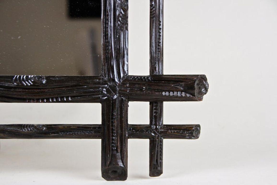 XIXe siècle Miroir rustique du 19e siècle avec sculpture d'armoiries, Black Forest, vers 1880 en vente