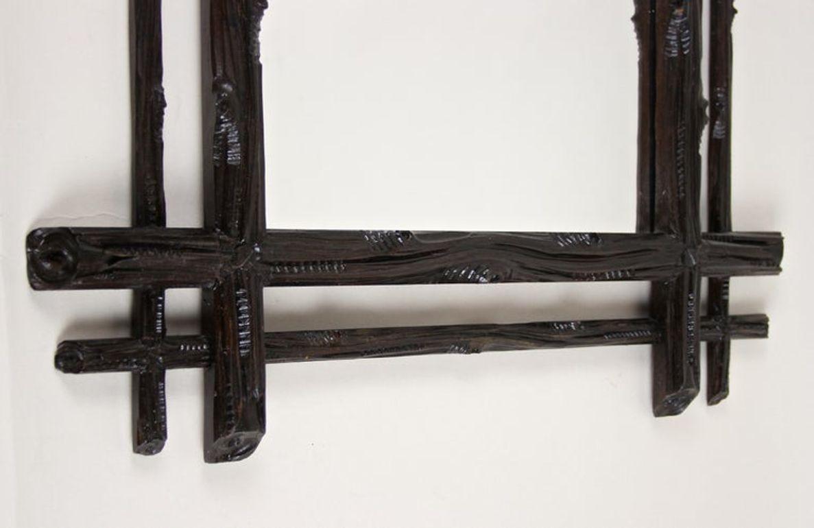 Miroir rustique du 19e siècle avec sculpture d'armoiries, Black Forest, vers 1880 en vente 1