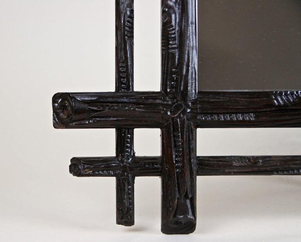 Miroir rustique du 19e siècle avec sculpture d'armoiries, Black Forest, vers 1880 en vente 2