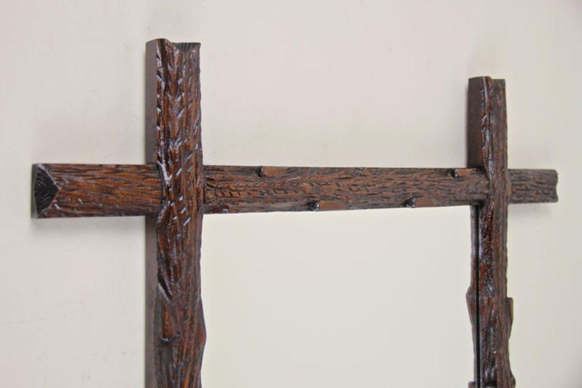 Espejo rústico de pared Black Forest del siglo XIX, tallado a mano, Austria, hacia 1880 Austríaco en venta