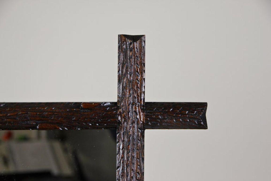 Espejo rústico de pared Black Forest del siglo XIX, tallado a mano, Austria, hacia 1880 Tallado a mano en venta