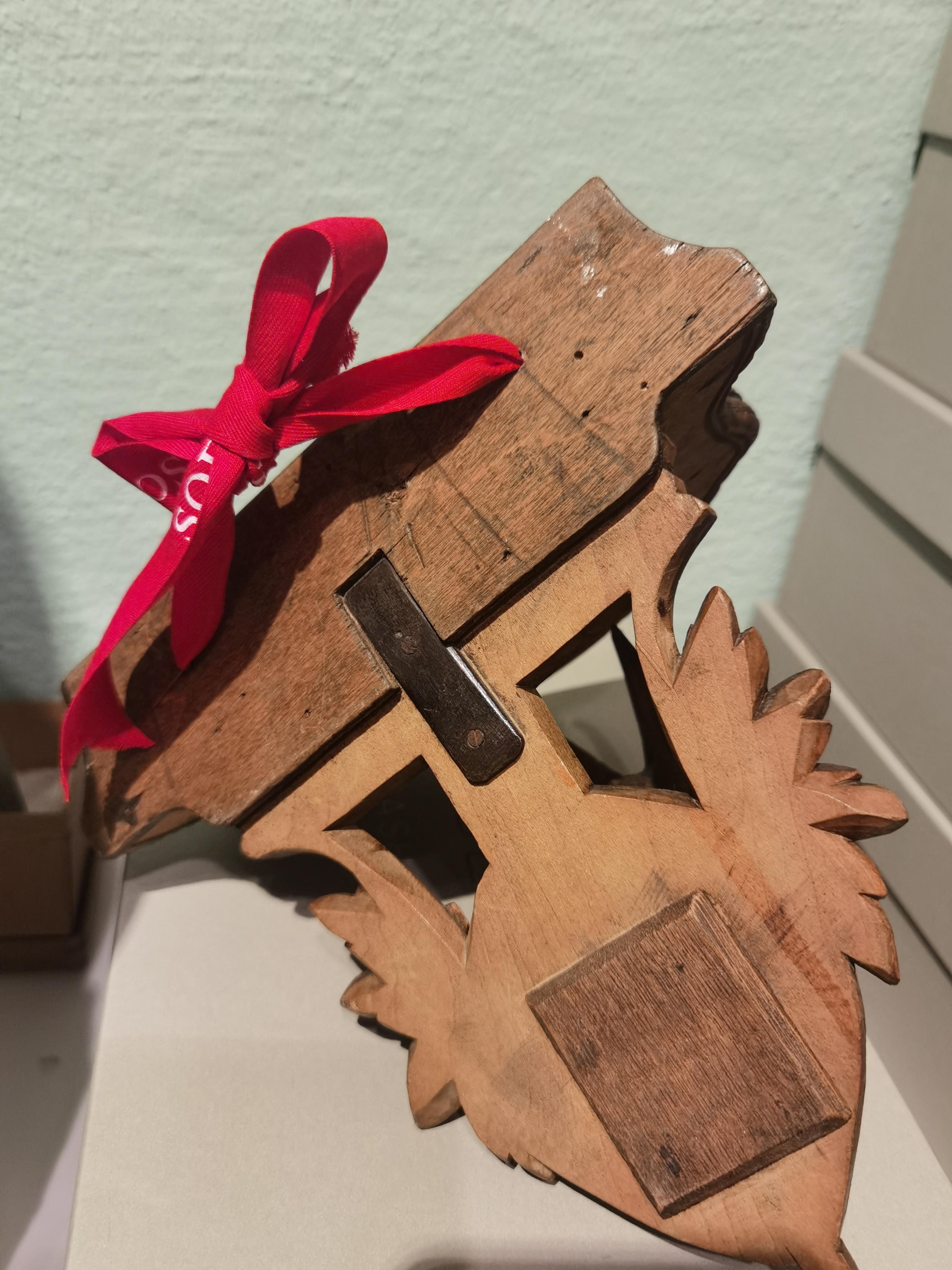 19th Century Black Forest Small Deer Head Throphy with Carved Wood Plaque In Good Condition In Kitzbühel, Tirol
