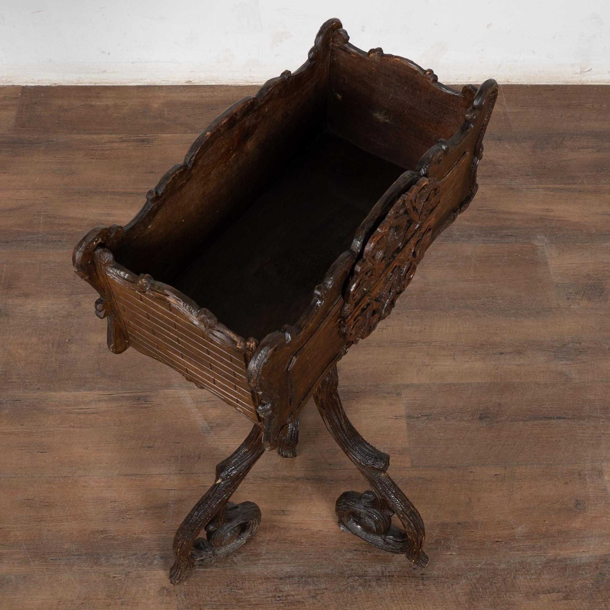 Suédois Jardinière sculptée du 19e siècle, style Black Forest, Suède en vente