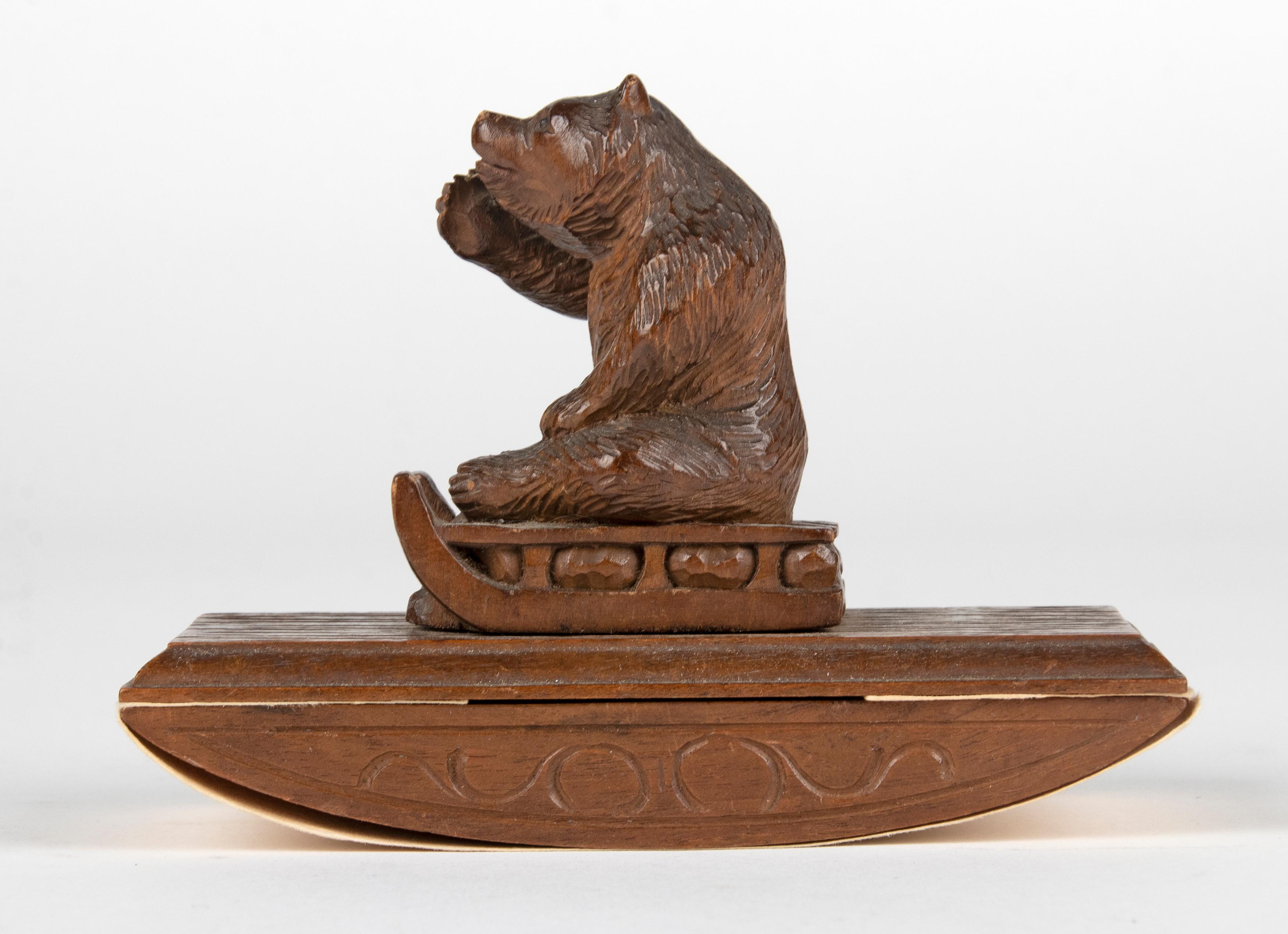 19th Century Black Forest Walnut Desk Blotter with a Bear on a Sled In Good Condition In Casteren, Noord-Brabant