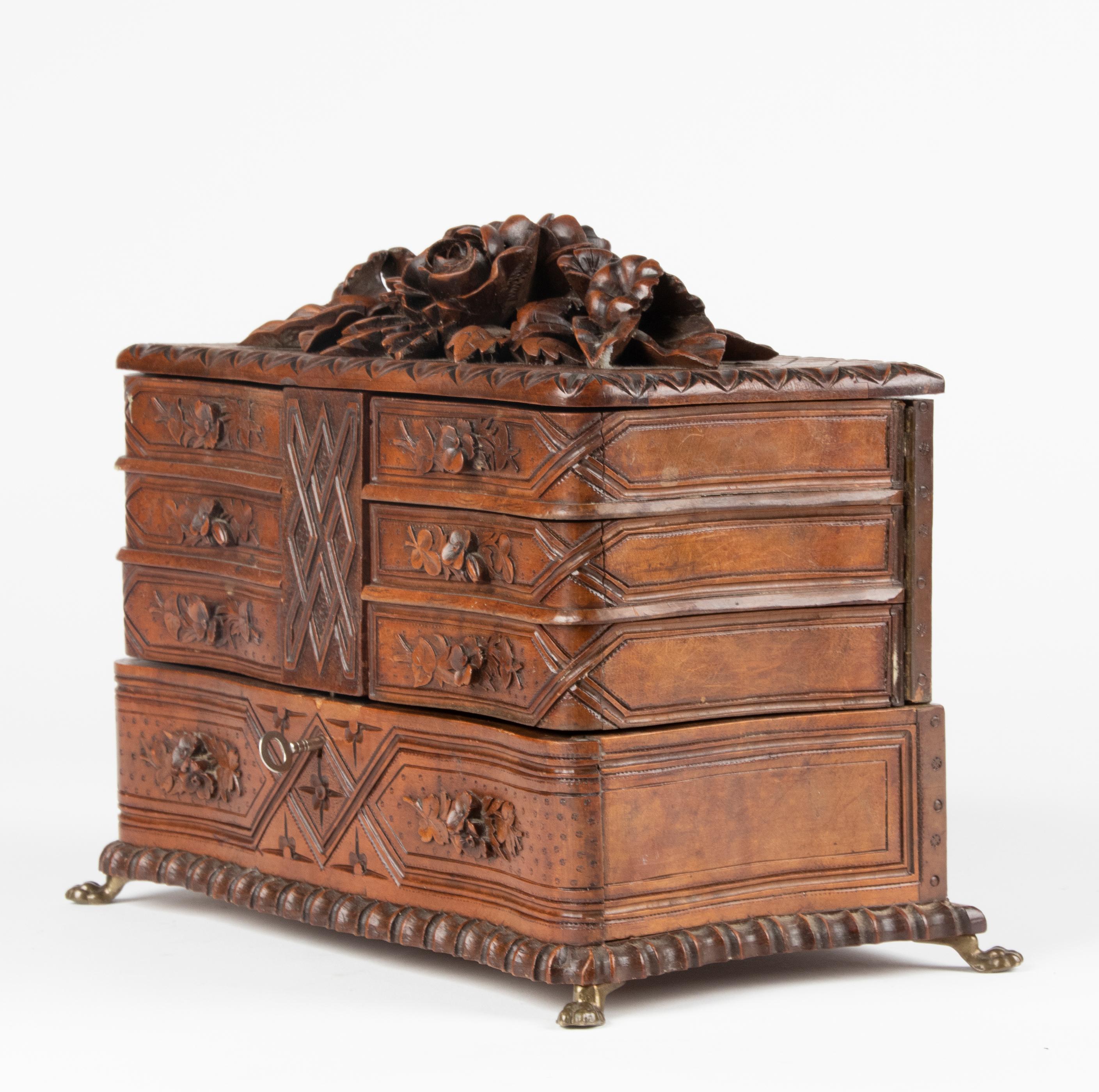 19th Century Black Forest Walnut Jewelry Chest In Good Condition In Casteren, Noord-Brabant