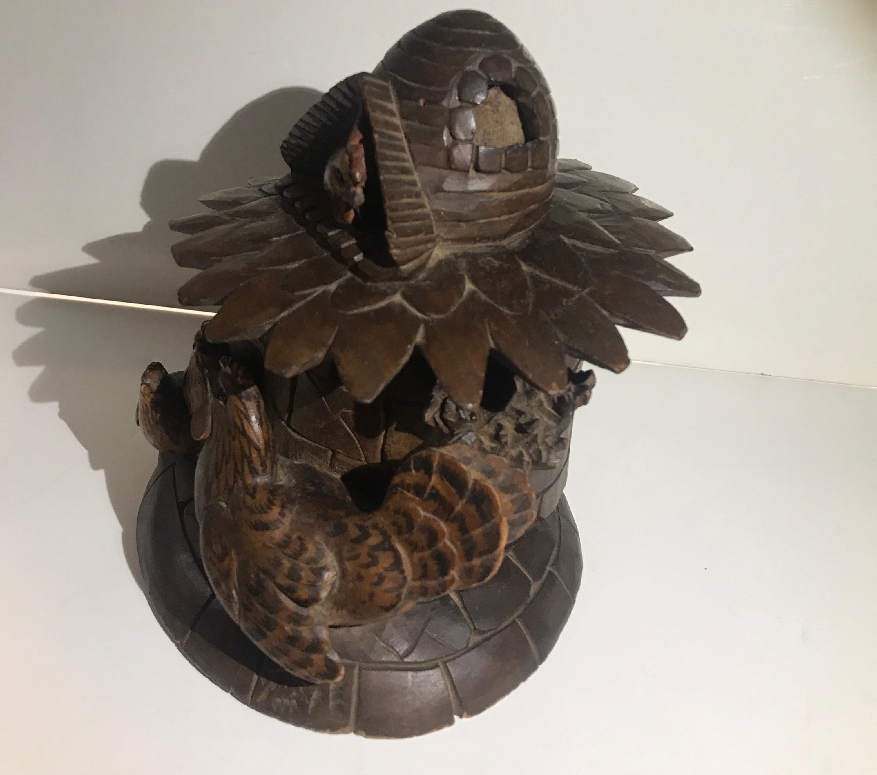 Eine skurrile, geschnitzte Schwarzwaldkiste. Der Kasten aus Nussbaumholz mit dem Motiv eines Hühnerstalls, komplett mit drei Hühnern.