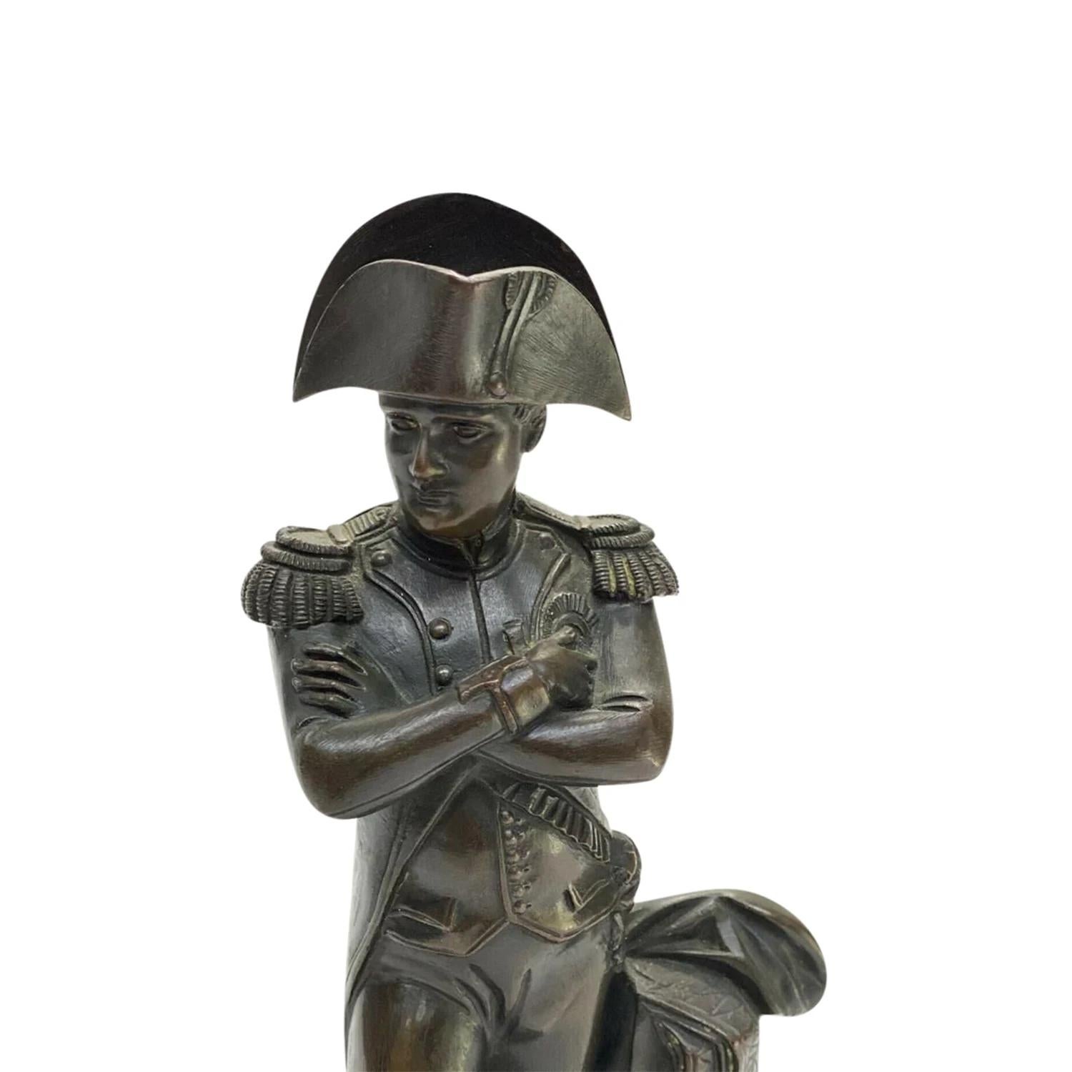 Busto francés antiguo negro de Napoleón Bonaparte del siglo XIX, de bronce patinado hecho a mano, en buen estado. La pequeña escultura representa a Napoleón con su atuendo militar y en posición de mando. Esta detallada pieza de decoración parisina