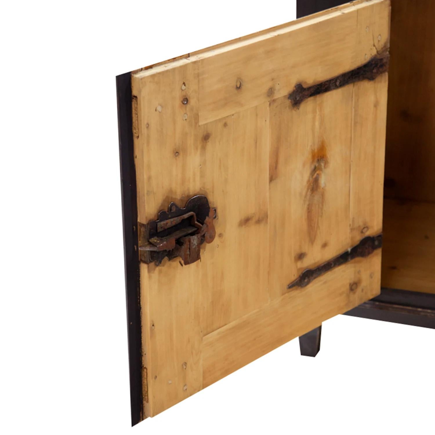 Paire d'armoires Empire en bois de pin noir du 19ème siècle, enfilade ancien en vente 4