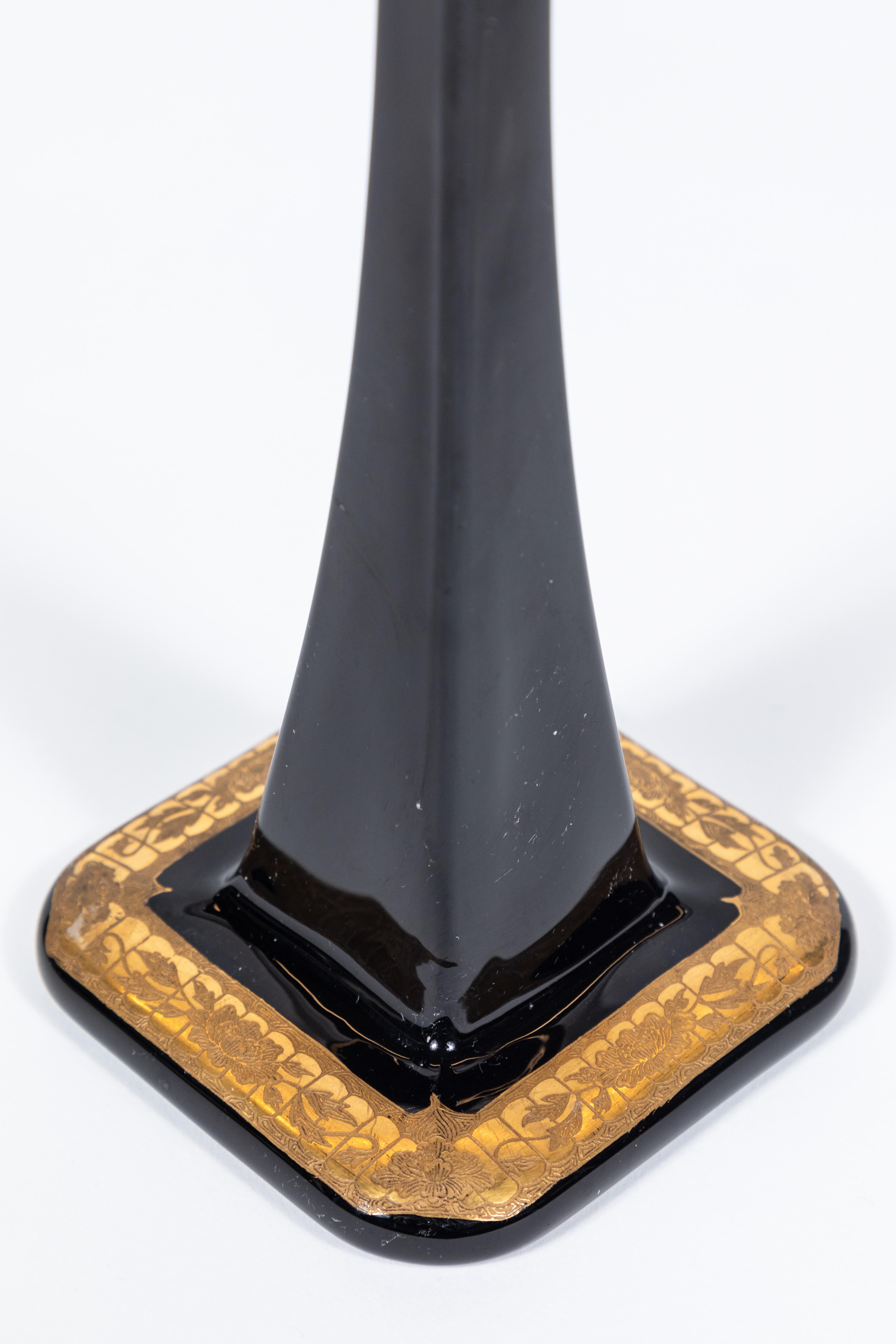 kerzenhalter aus schwarzem Glas des 19. Jahrhunderts mit goldener Blumendekoration am Sockel 1