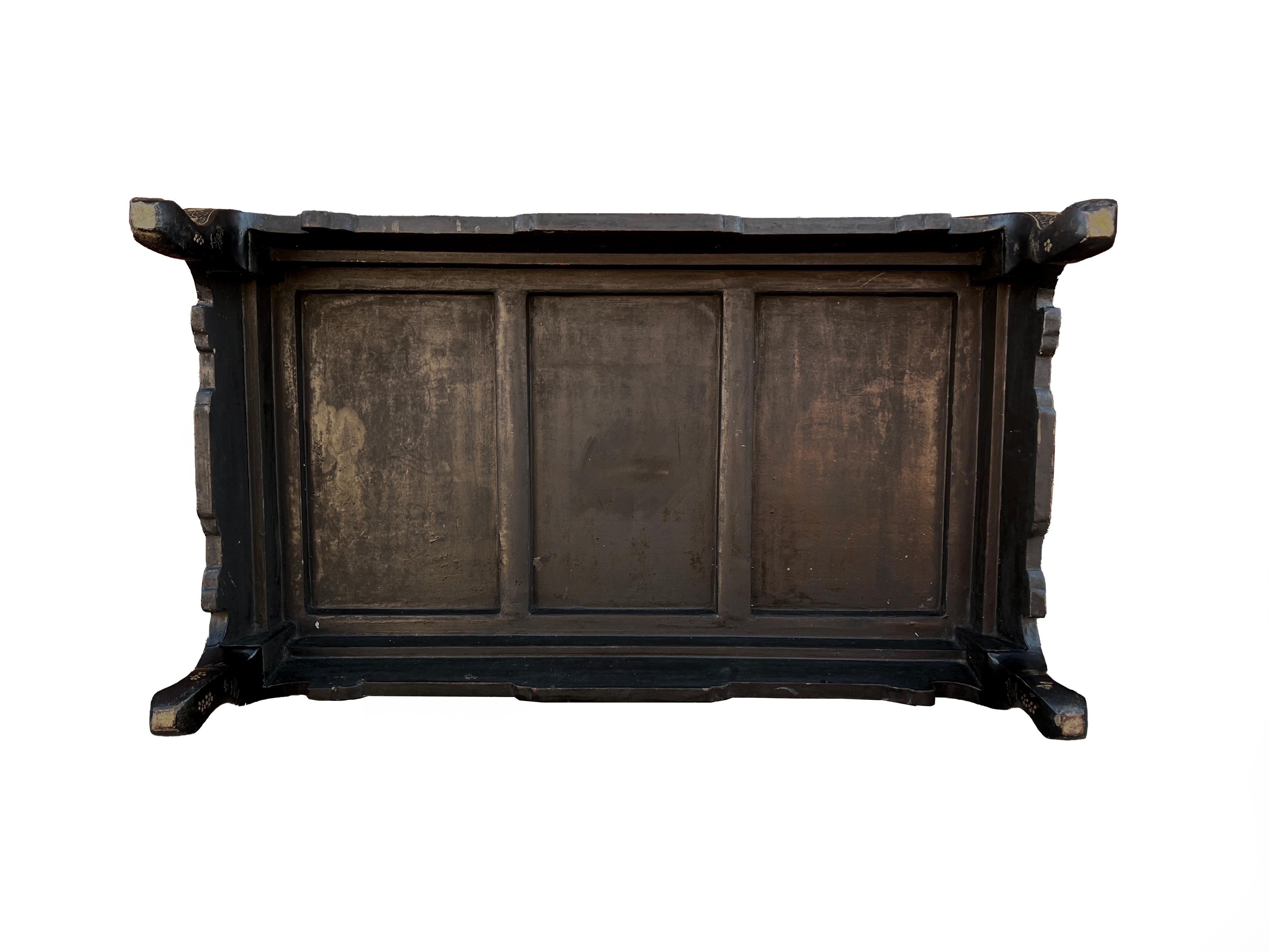 19th Century Black Lacquer and Gilt Low Table with Cabriole Legs In Good Condition For Sale In Brooklyn, NY