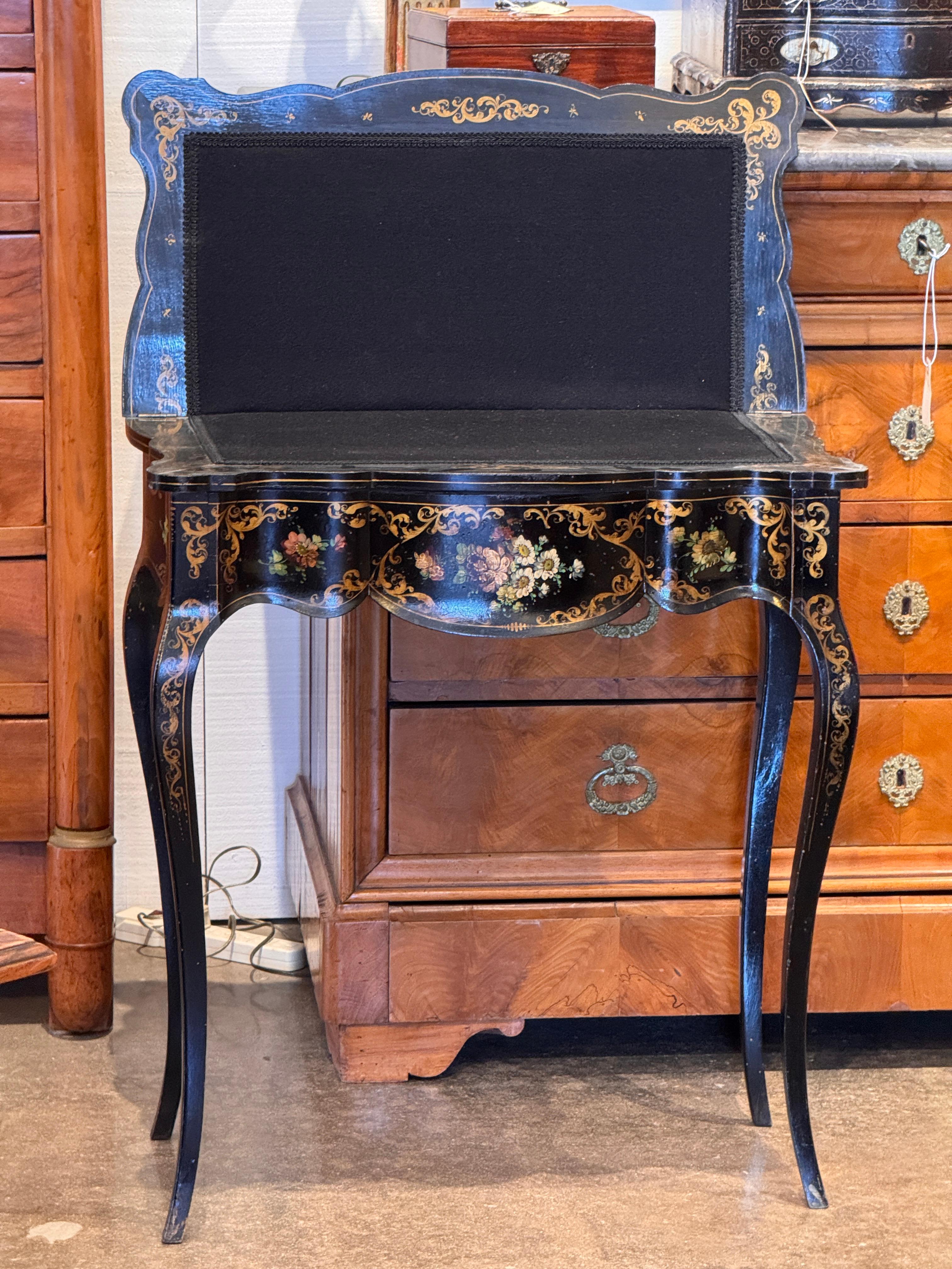 Table à jeux en laque noire du 19ème siècle Bon état - En vente à Charlottesville, VA