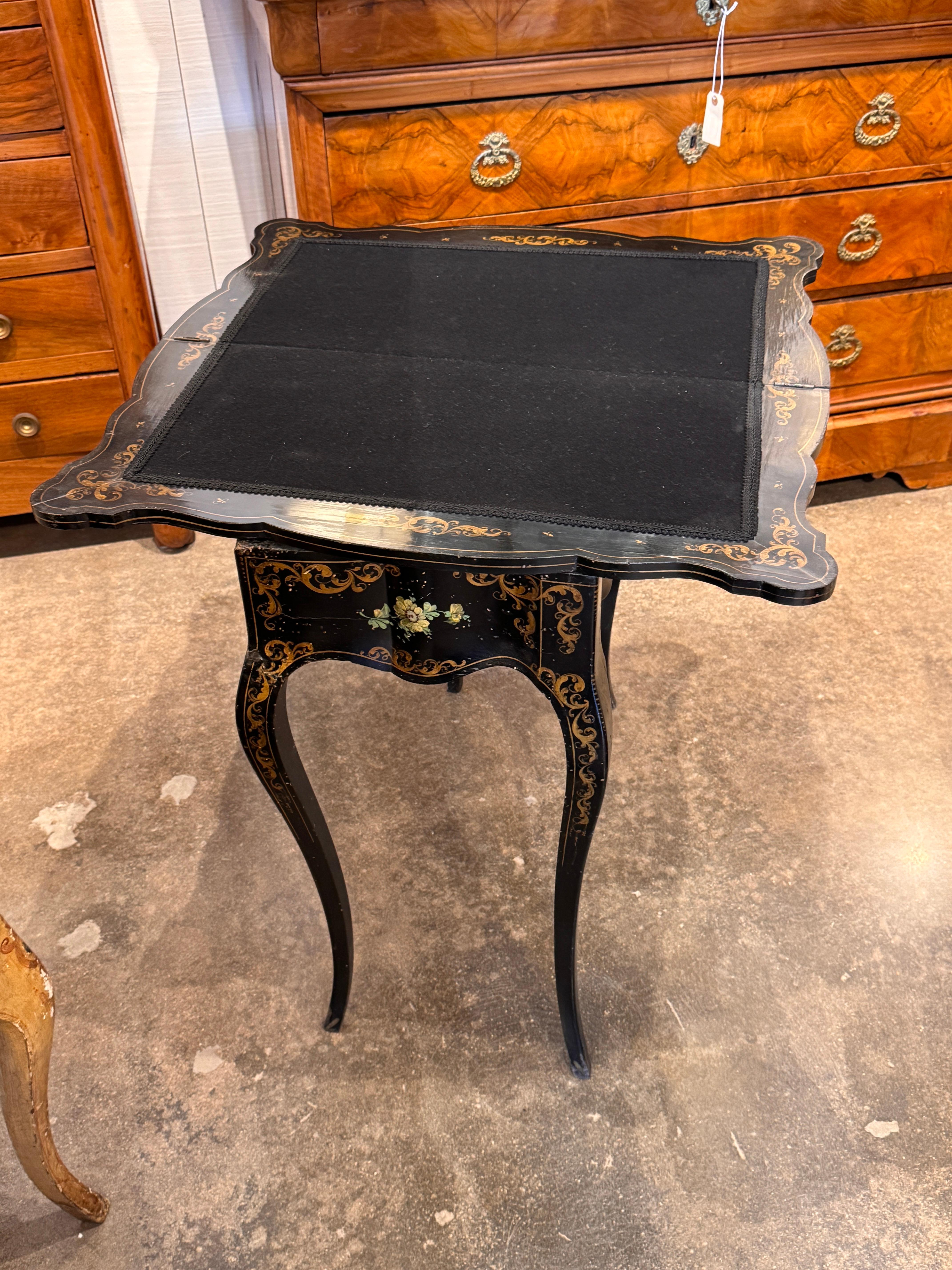 Table à jeux en laque noire du 19ème siècle en vente 1