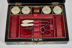 schwarzer Lack-Nähkasten des 19. Jahrhunderts mit Perlmutt-Intarsien und Spulen