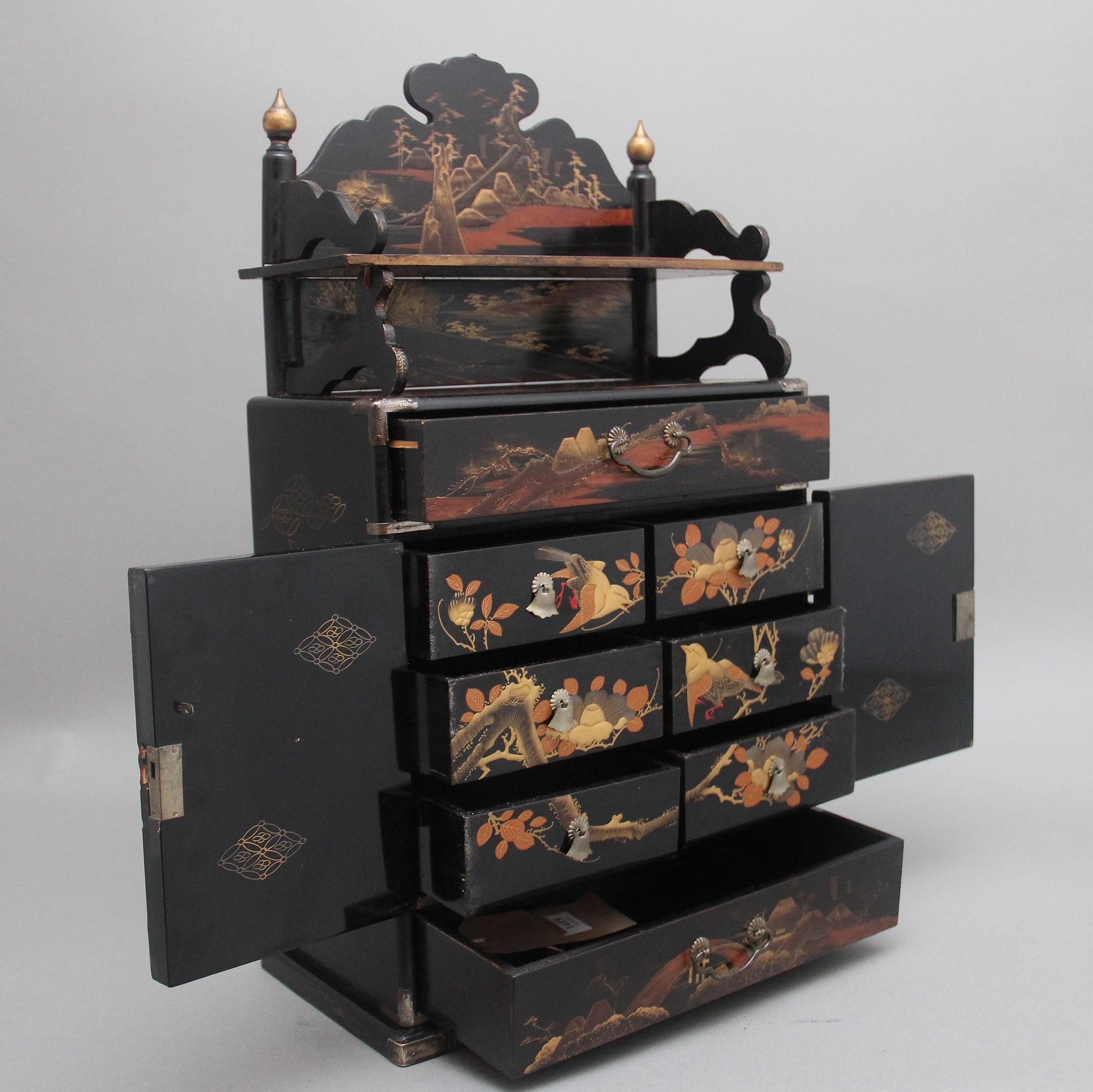 Schwarz lackierter und lackierter Tischschrank aus dem 19. Jahrhundert (Spätes 19. Jahrhundert) im Angebot
