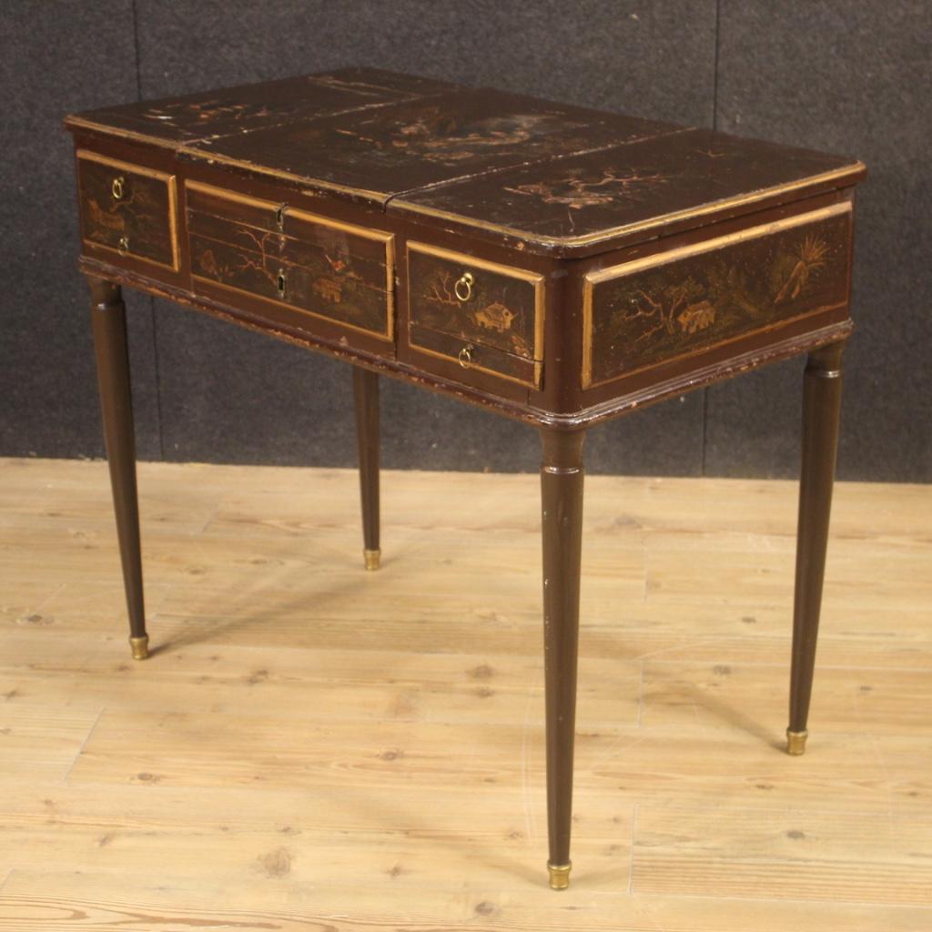 French dressing table from the late 19th century. Furniture in carved and chinoiserie lacquered wood of beautiful line and pleasant decor. Dressing table equipped with internal mirror and side compartments (one with secret) of good service.