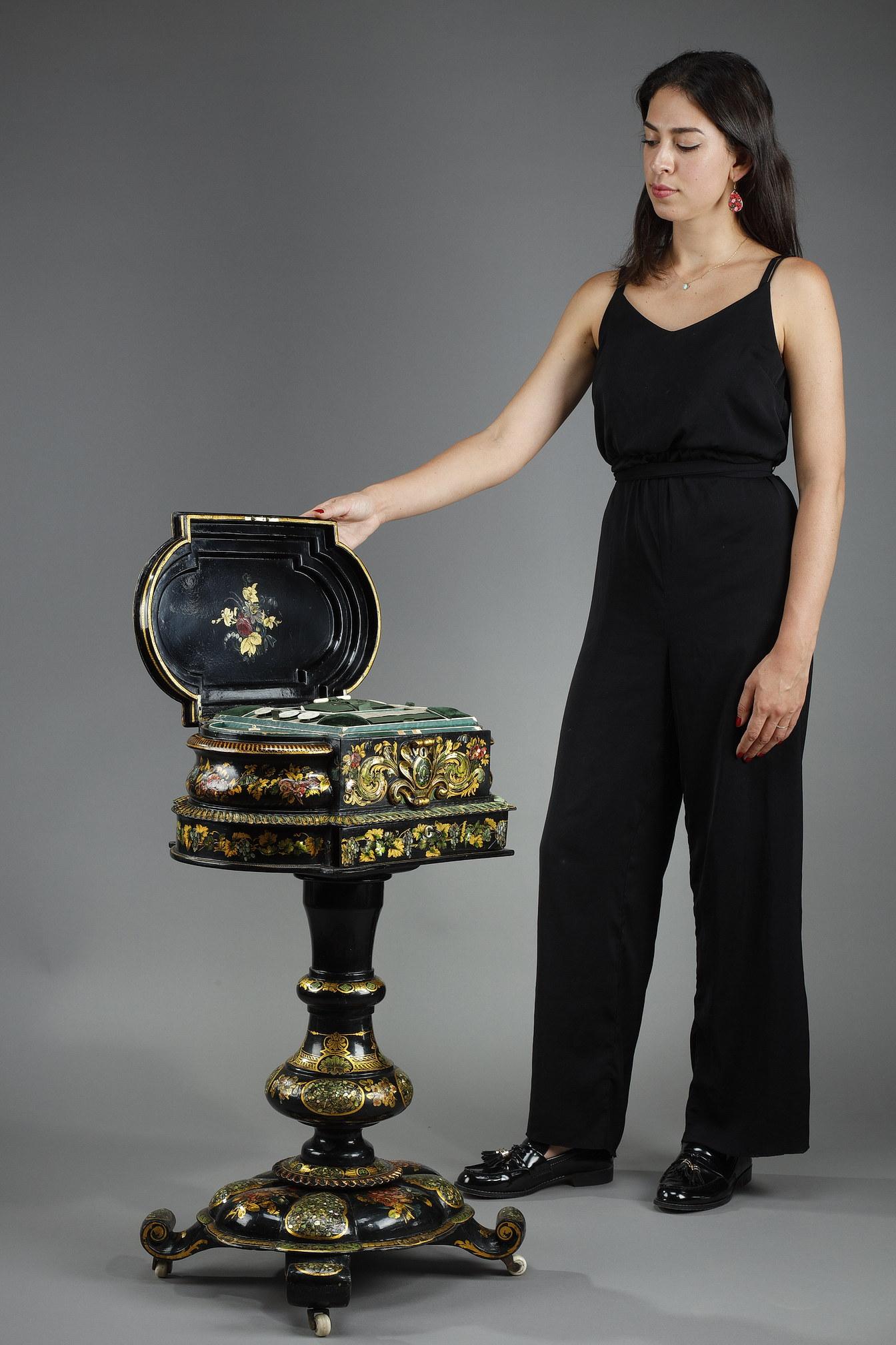 Precious 19th century oval table, in black lacquered 