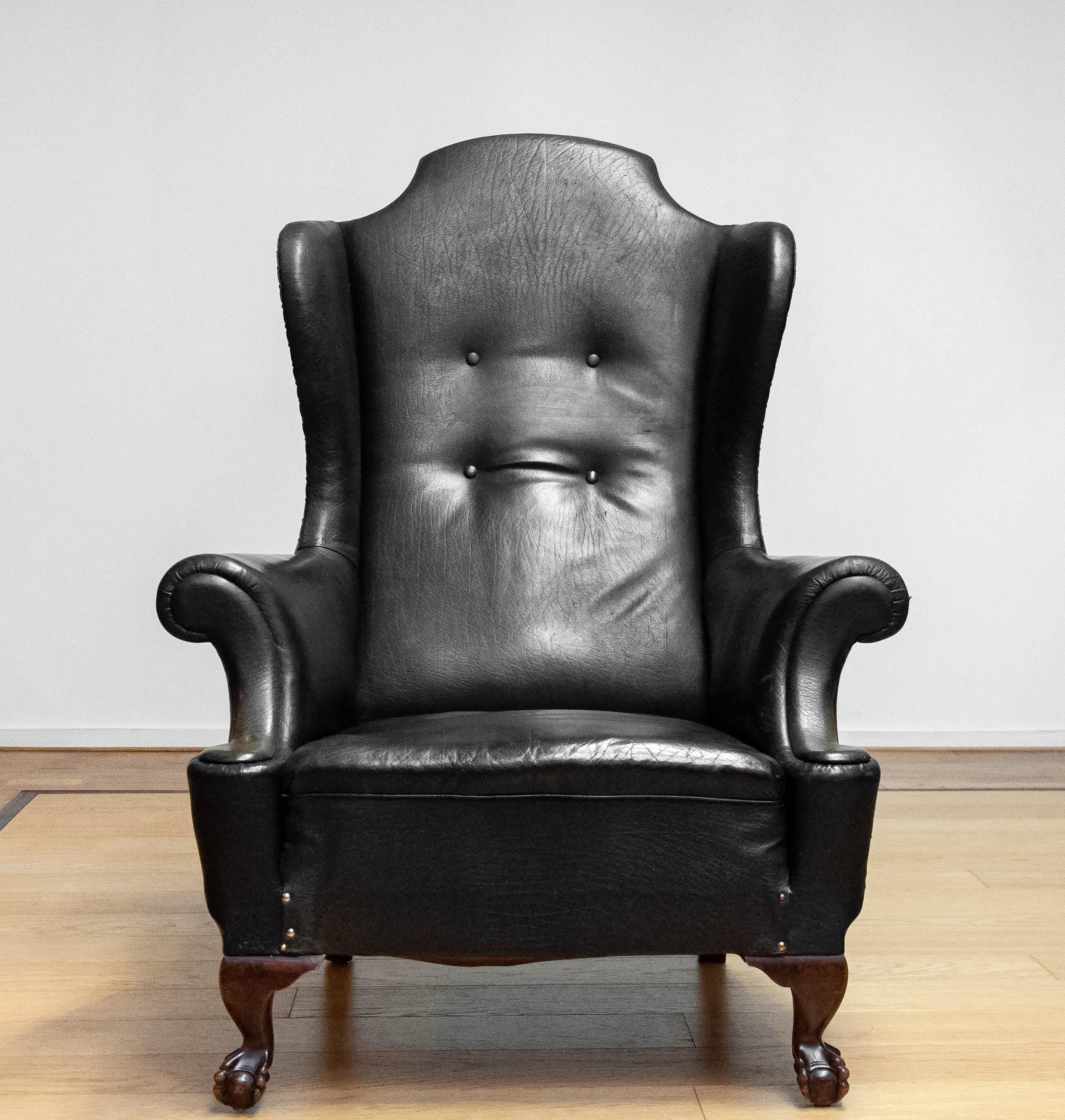 19th Century Black Leather Chippendale Wingback Chair With Claw And Ball Feet In Good Condition For Sale In Silvolde, Gelderland
