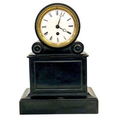 Reloj de chimenea de mármol negro del siglo XIX