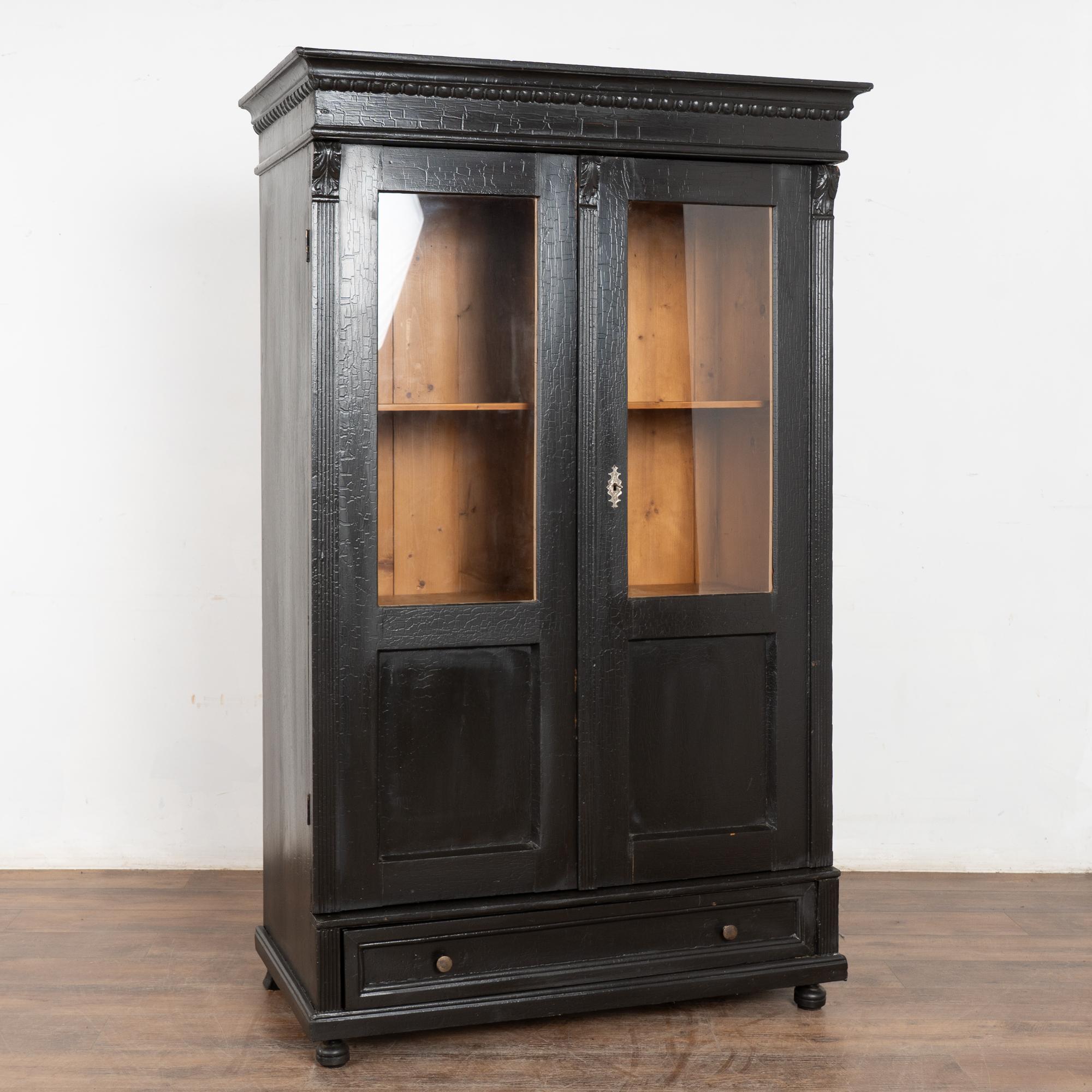 Bibliothèque en pin peinte en noir avec moulures en couronne et un seul long tiroir inférieur. 
Restauré, puis peint professionnellement en noir (noter la finition craquelée) et légèrement dépoli pour s'adapter à l'âge et à la grâce de ce meuble