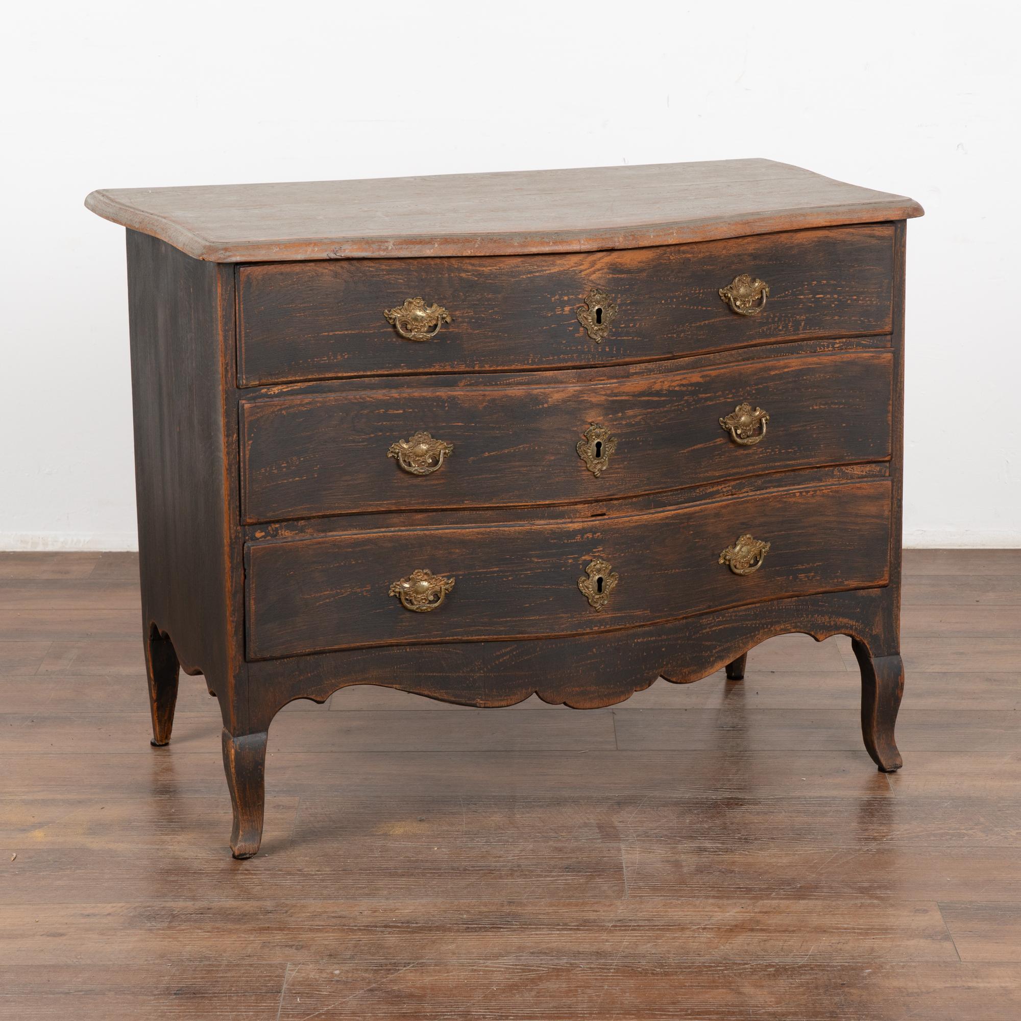 This lovely rococo pine chest of drawers has elegant lines that reveal its Swedish country style with gently curved serpentine front and a carved element along the skirt.
Restored, later professionally applied custom painted finish in layered black