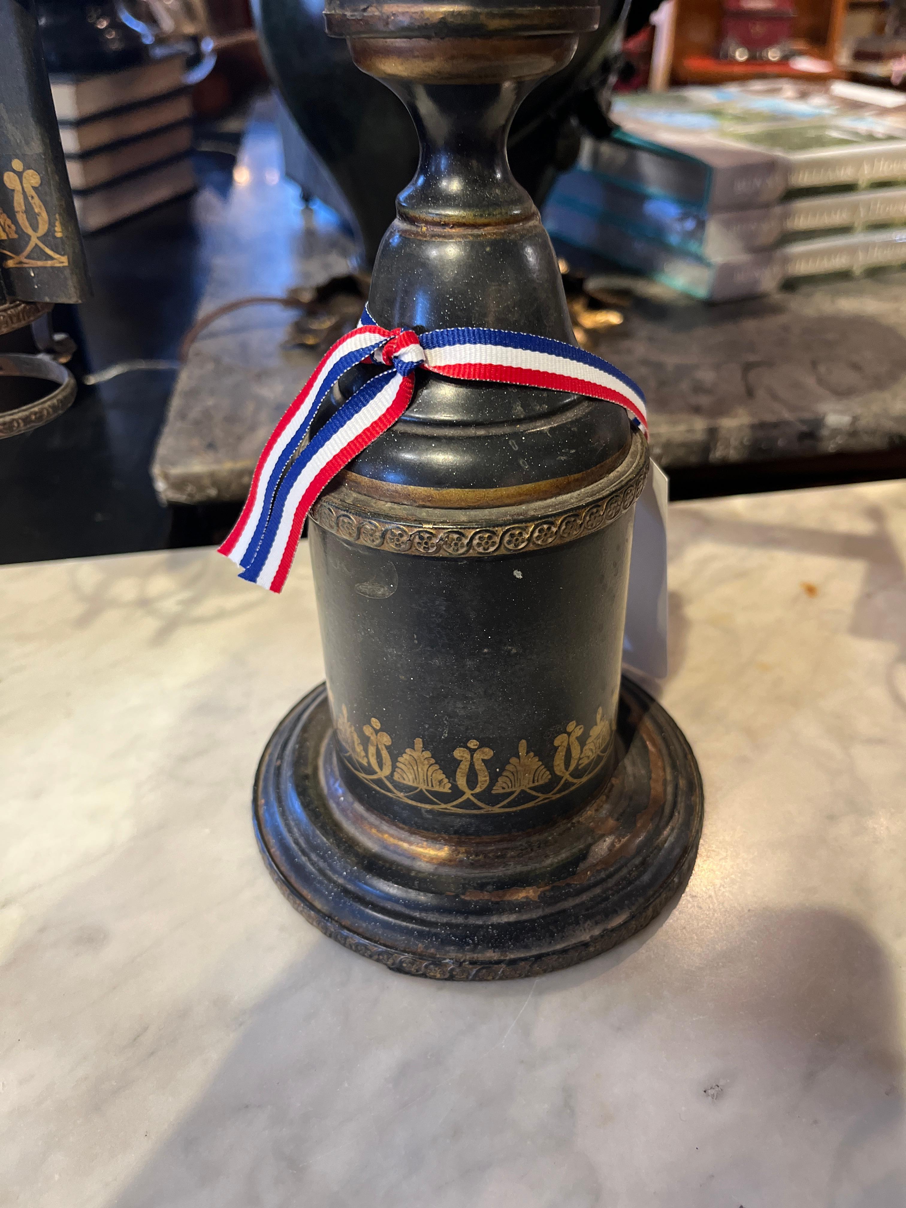Lámpara de tole pintada de negro del siglo XIX. Francés en venta