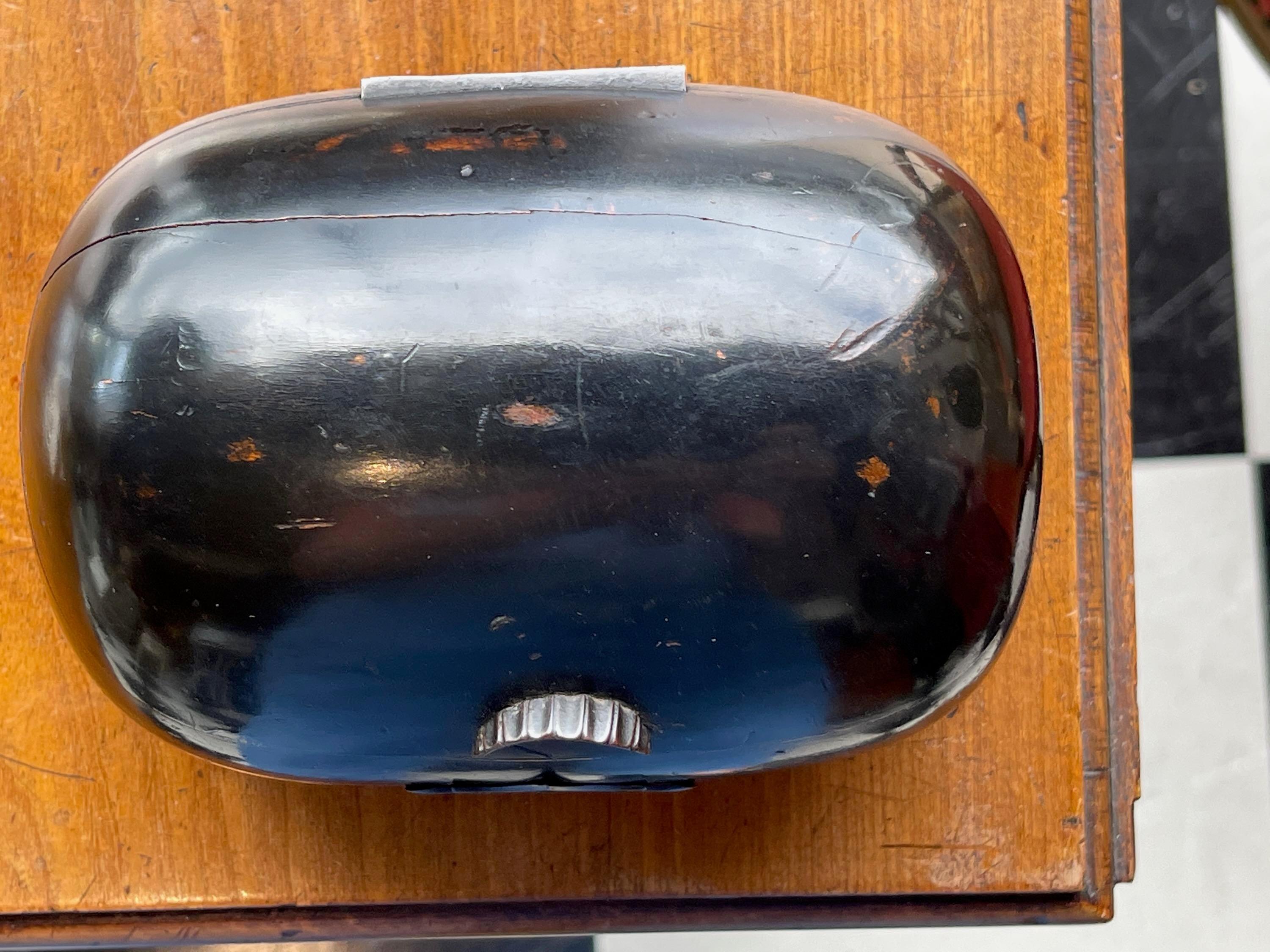 Schwarze Teedose aus dem 19. Jahrhundert (Holz) im Angebot