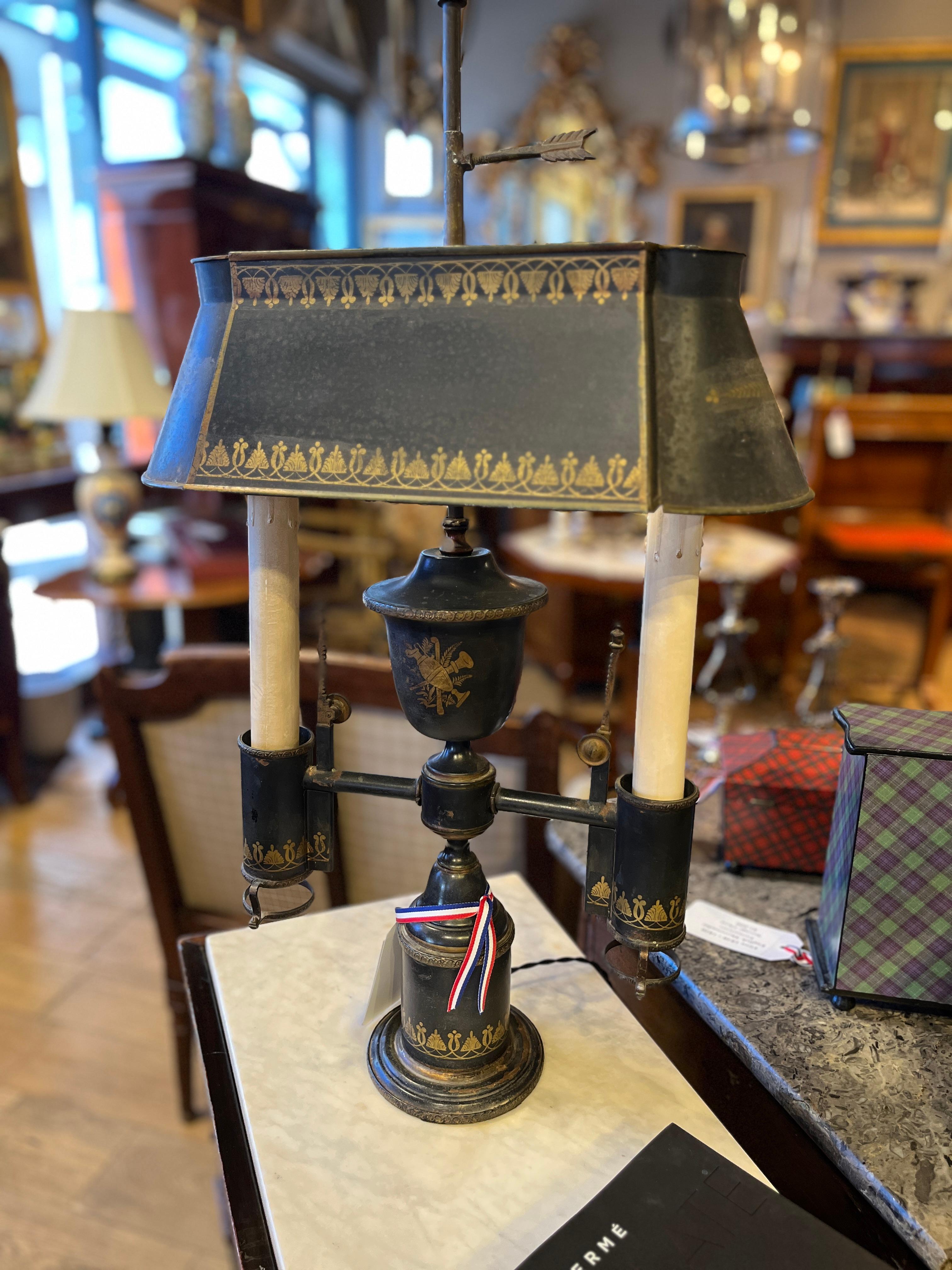 Lampada in talpa nera del XIX secolo.  Un bel pezzo per qualsiasi studio, sala o tavolo.  Dipinto a mano, sembra essere del 1880-1890 circa, forse Napoleone III.  Guarda le foto dettagliate e contattaci per qualsiasi domanda.