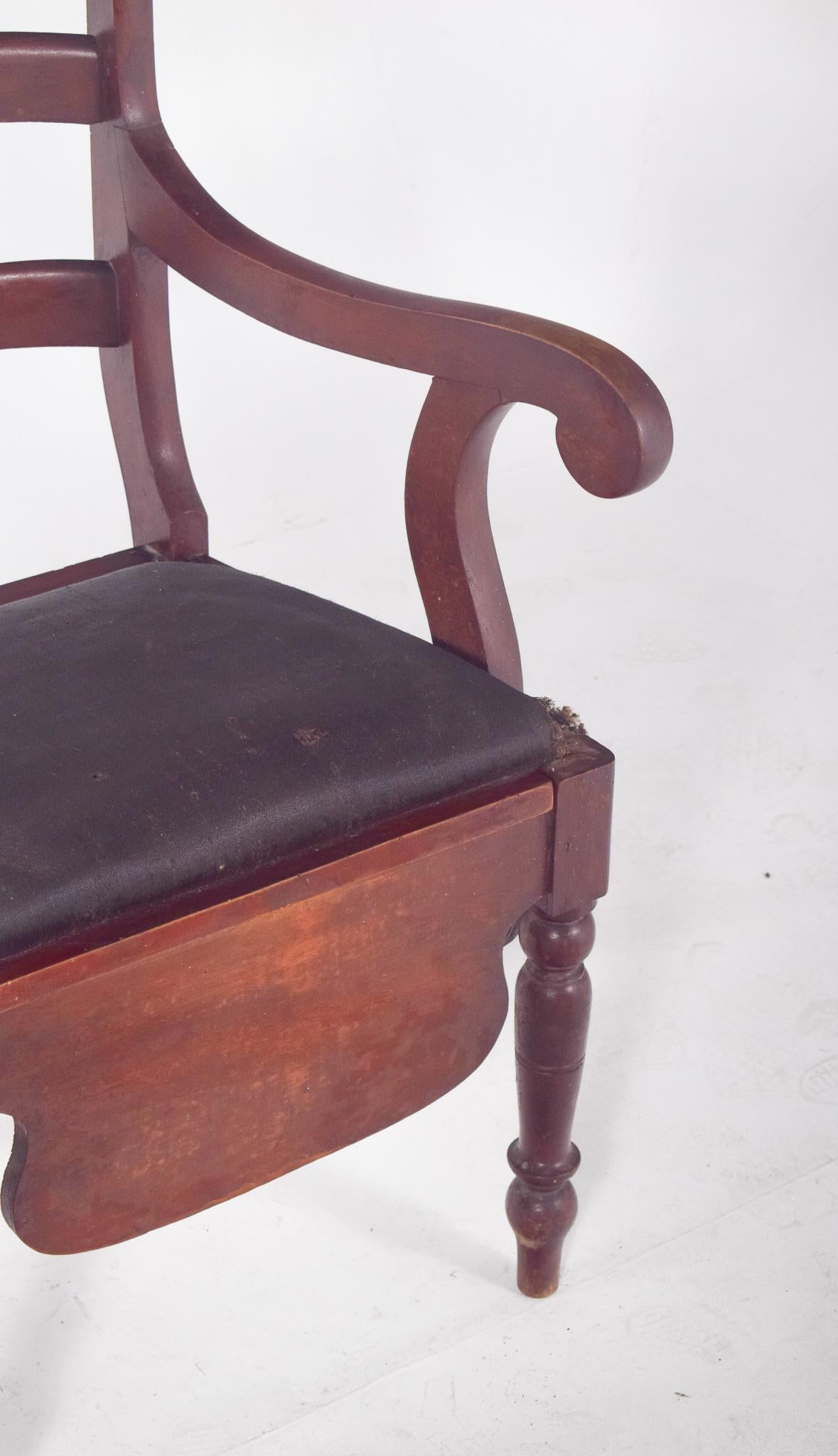 Silla orinal tapizada en negro del siglo XIX Rústico en venta
