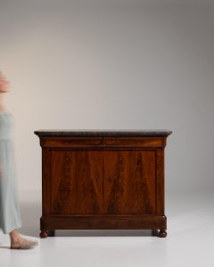 Biedermeier-Buffet aus schwarzem Holz aus dem 19. Jahrhundert mit Marmorplatte