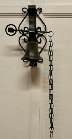Cloche de porte d'entrée alpine en fer forgé noir du 19e siècle
