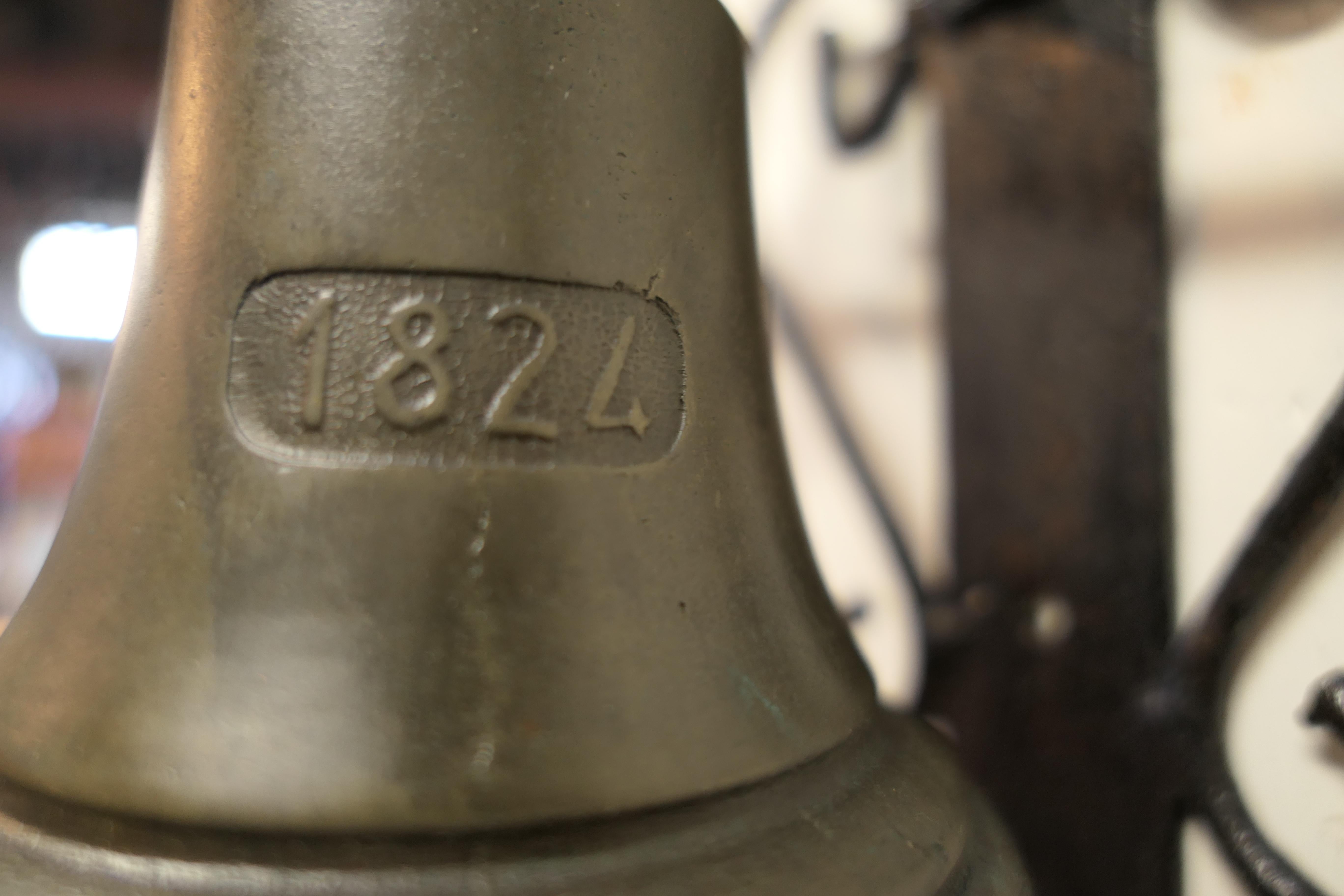Bronze Cloche de porte d'entrée alpine en fer forgé noir du 19e siècle en vente