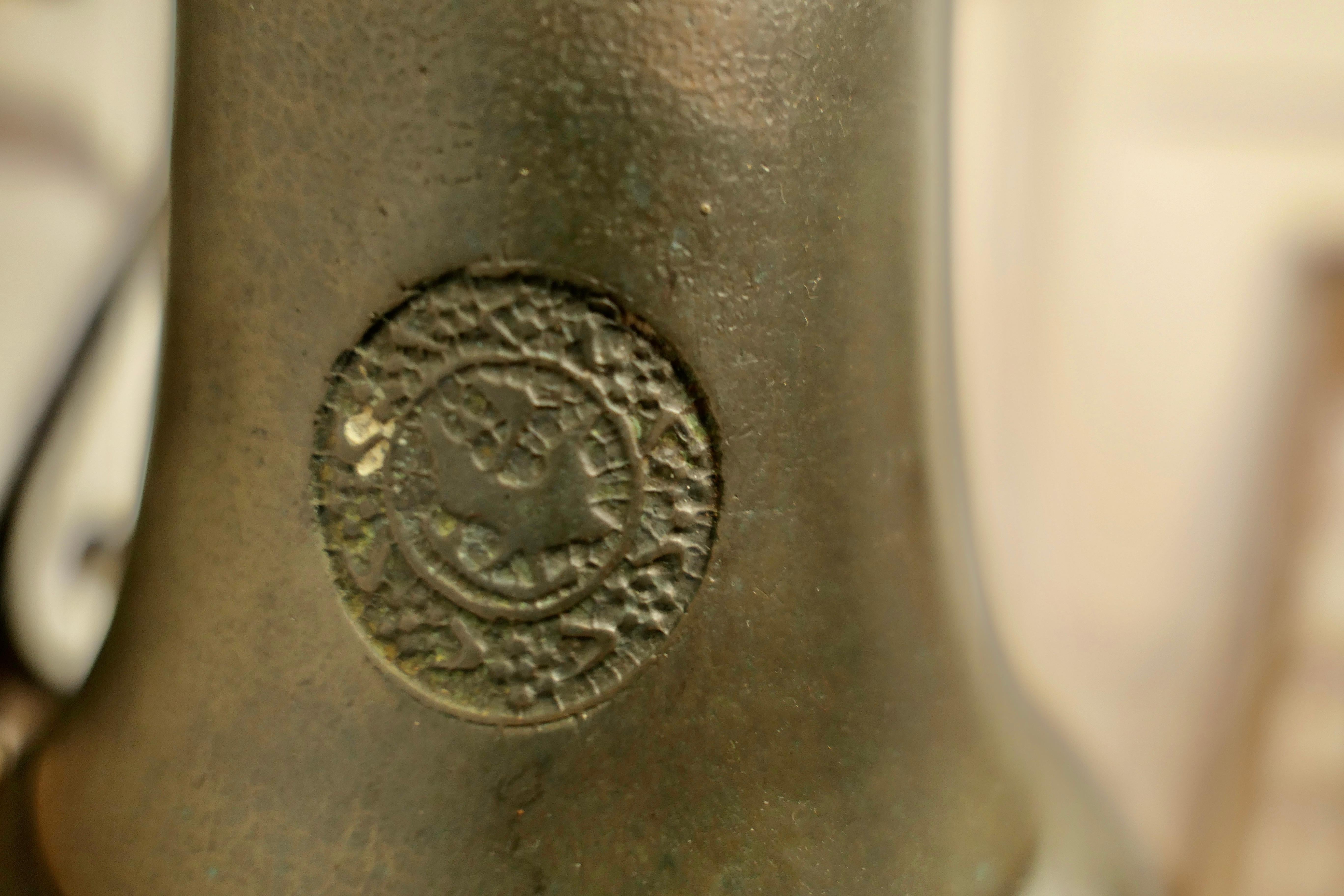 Cloche de porte d'entrée alpine en fer forgé noir du 19e siècle en vente 1