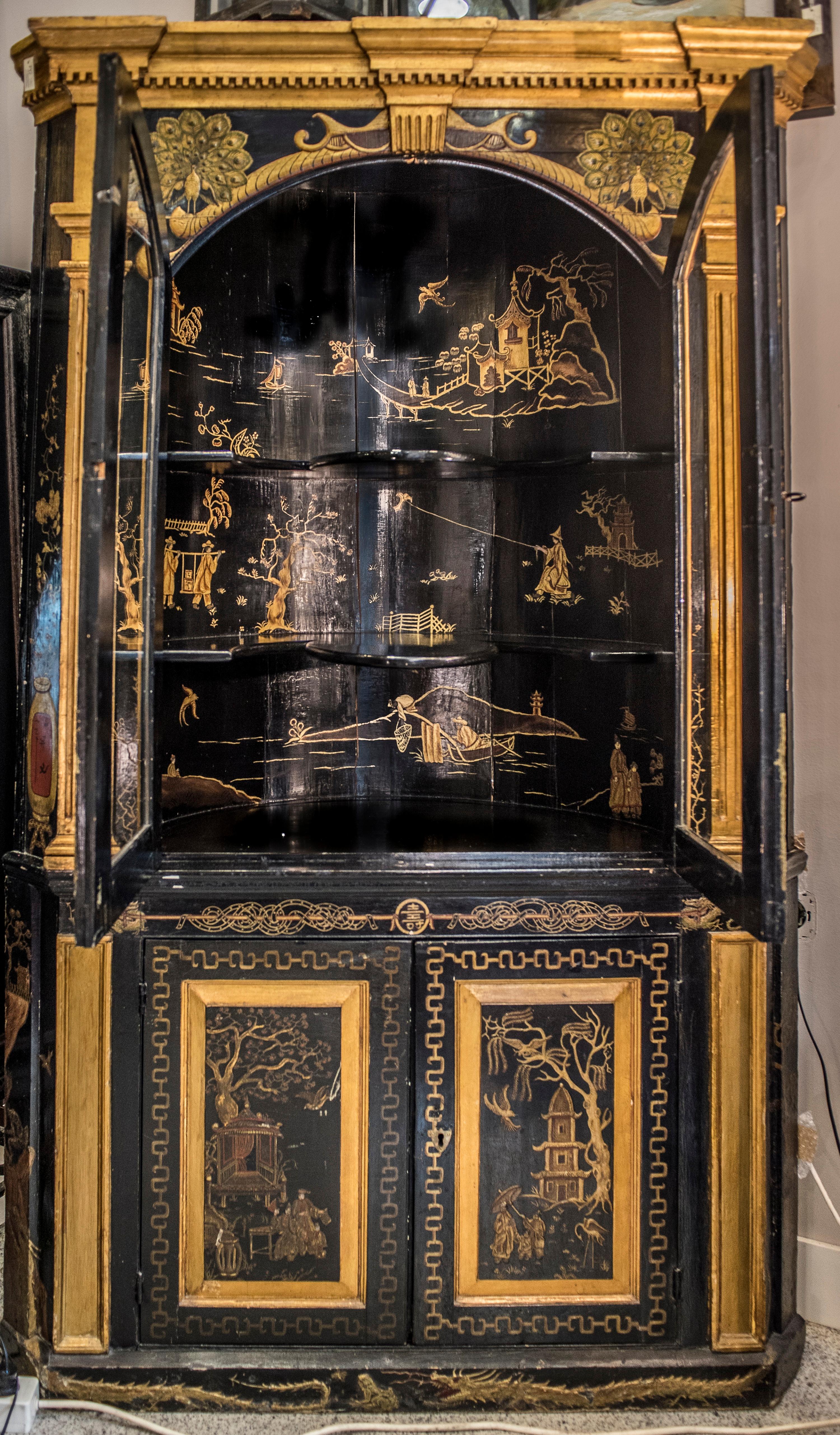 Stunning 19th century black and gold wood lacquered with Chinoiseries , British colonial.
In a very good condition with age and use. A beautiful and exquisite work of art with all kind of 
oriental symbols such as butterfly or dragon symbol of the
